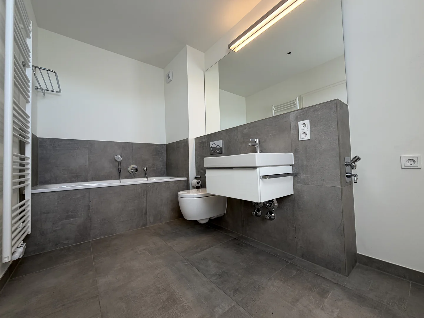 Hochwertige 3-Zimmer-Neubauwohnung mit Küche & Stellplatz fußläufig zum Maternusplatz - Photo 3