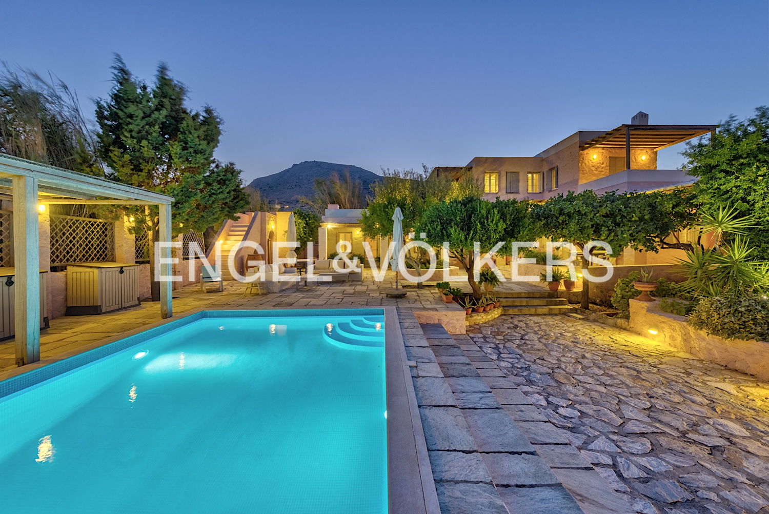 Luxury Villa Redefining Elegance in Foinikas