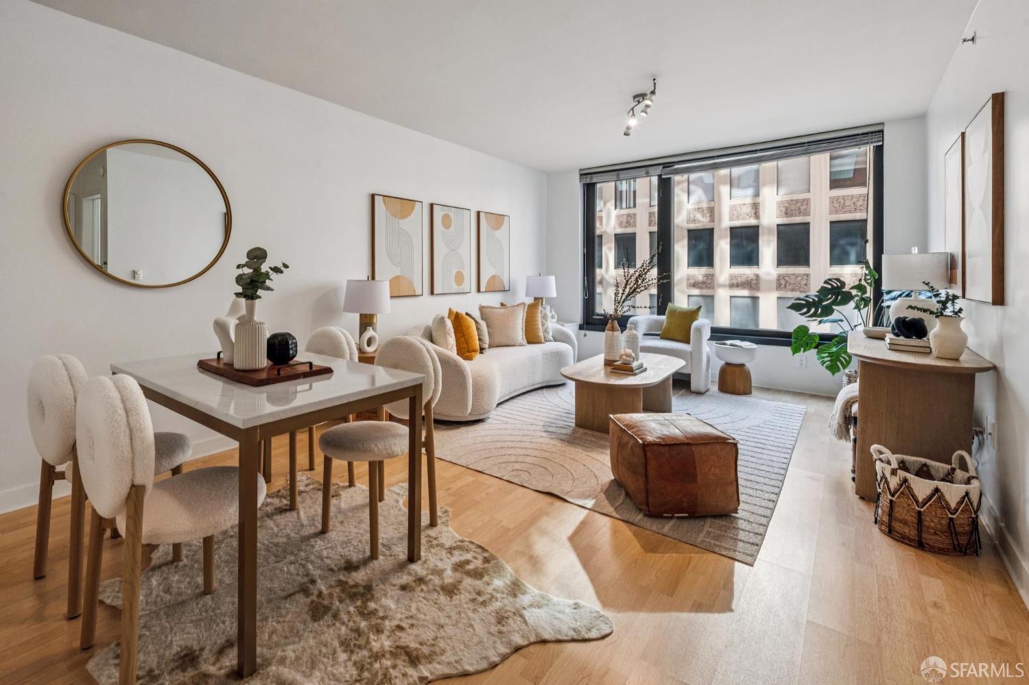 Contemporary Manhattan Style Condo in Luxury Building