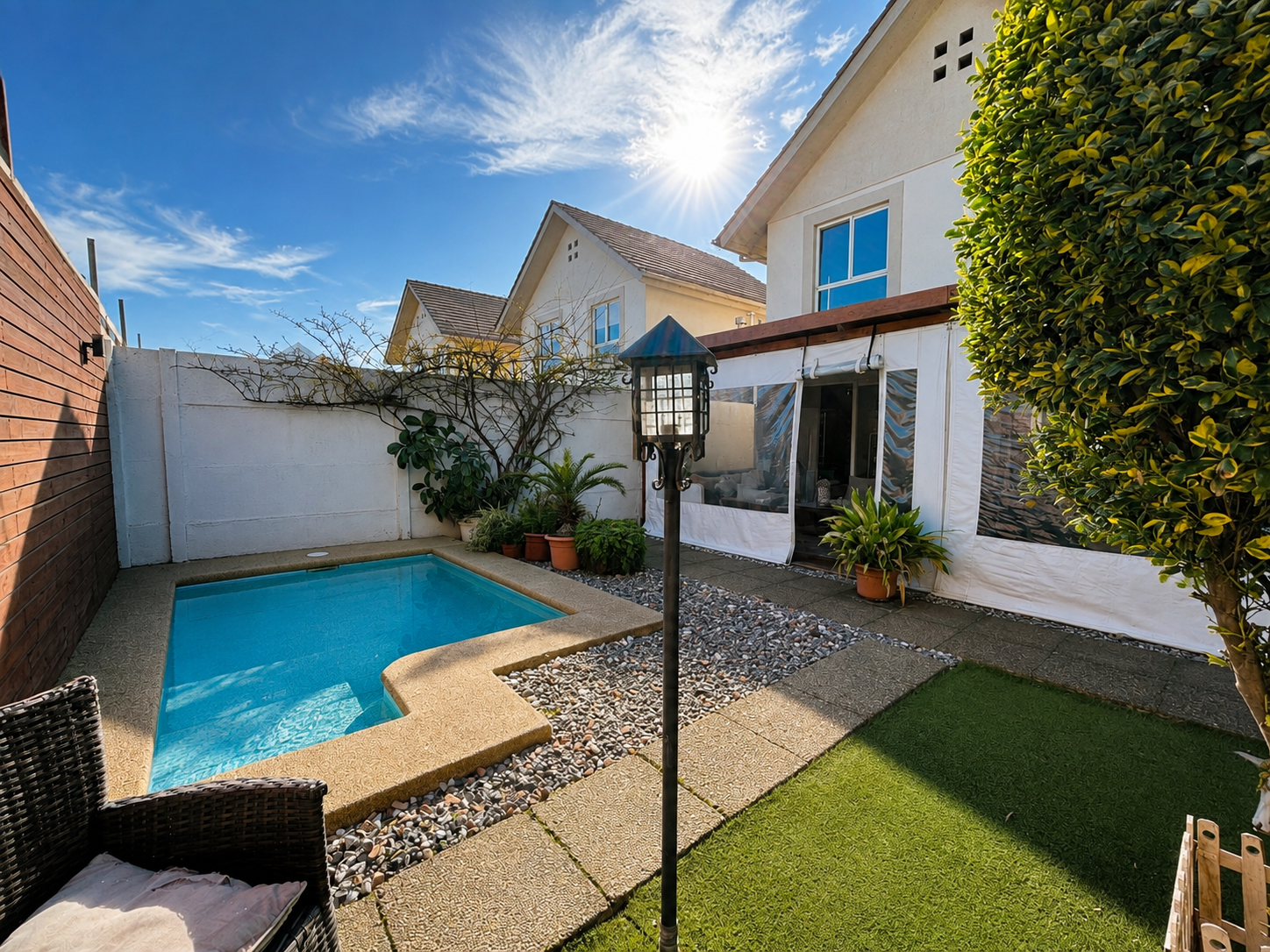 ¡Como nueva! Casa con piscina en cond. Alto Sacramento