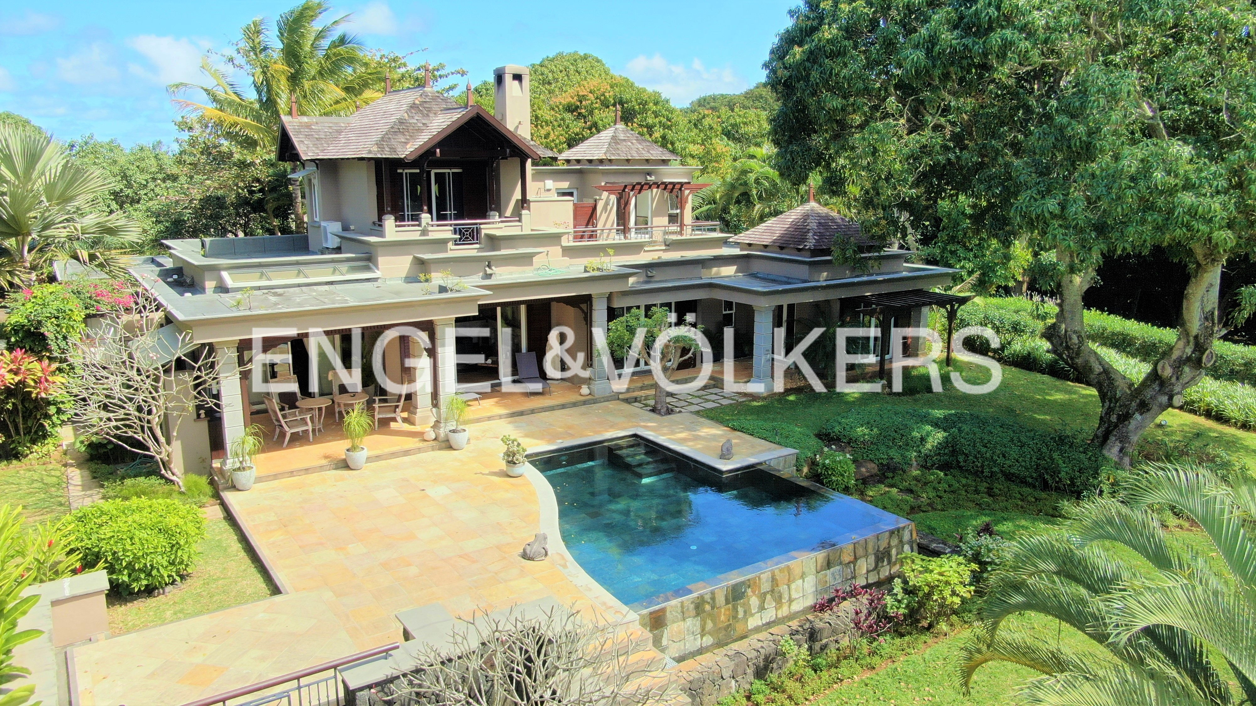 Luxurious Villa in Iconic Golf Estate