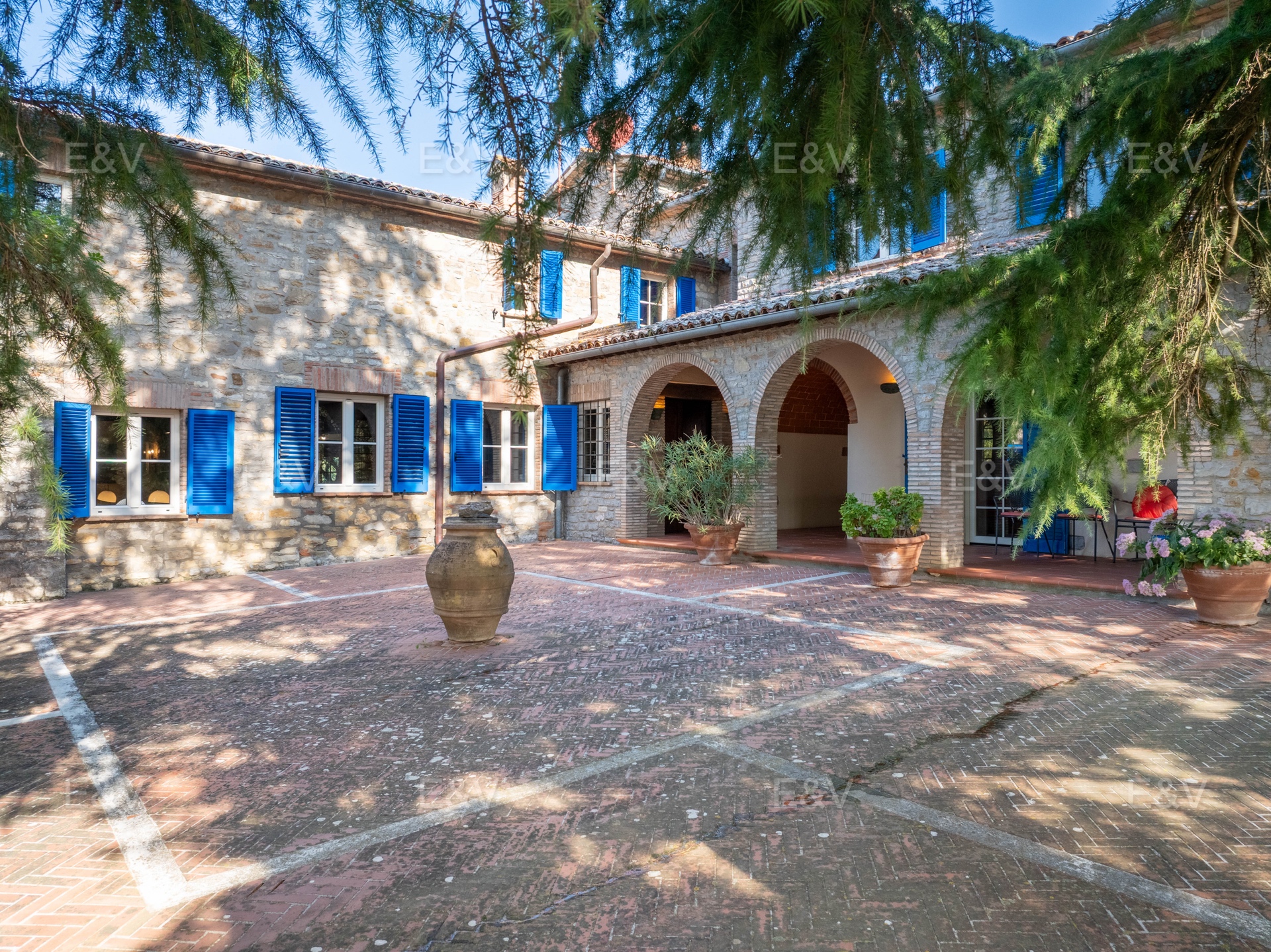 Charming country house with a pool, horse stables, and complete privacy