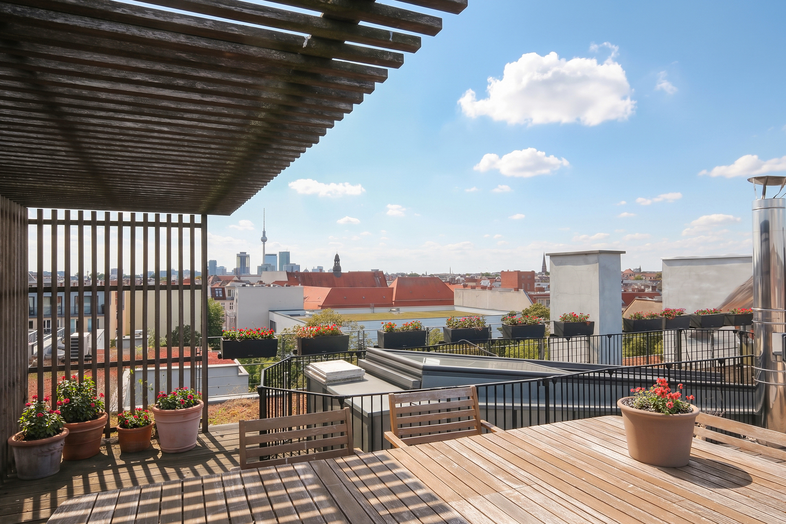 360° Berlin im Blick: Spektakuläres Dachgeschoss-Refugium mit Profi-Gastroküche [AI-modified]