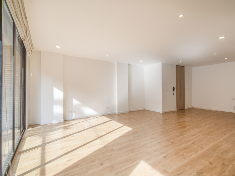 Moderno apartamento con balcón para venta en Bella Suiza