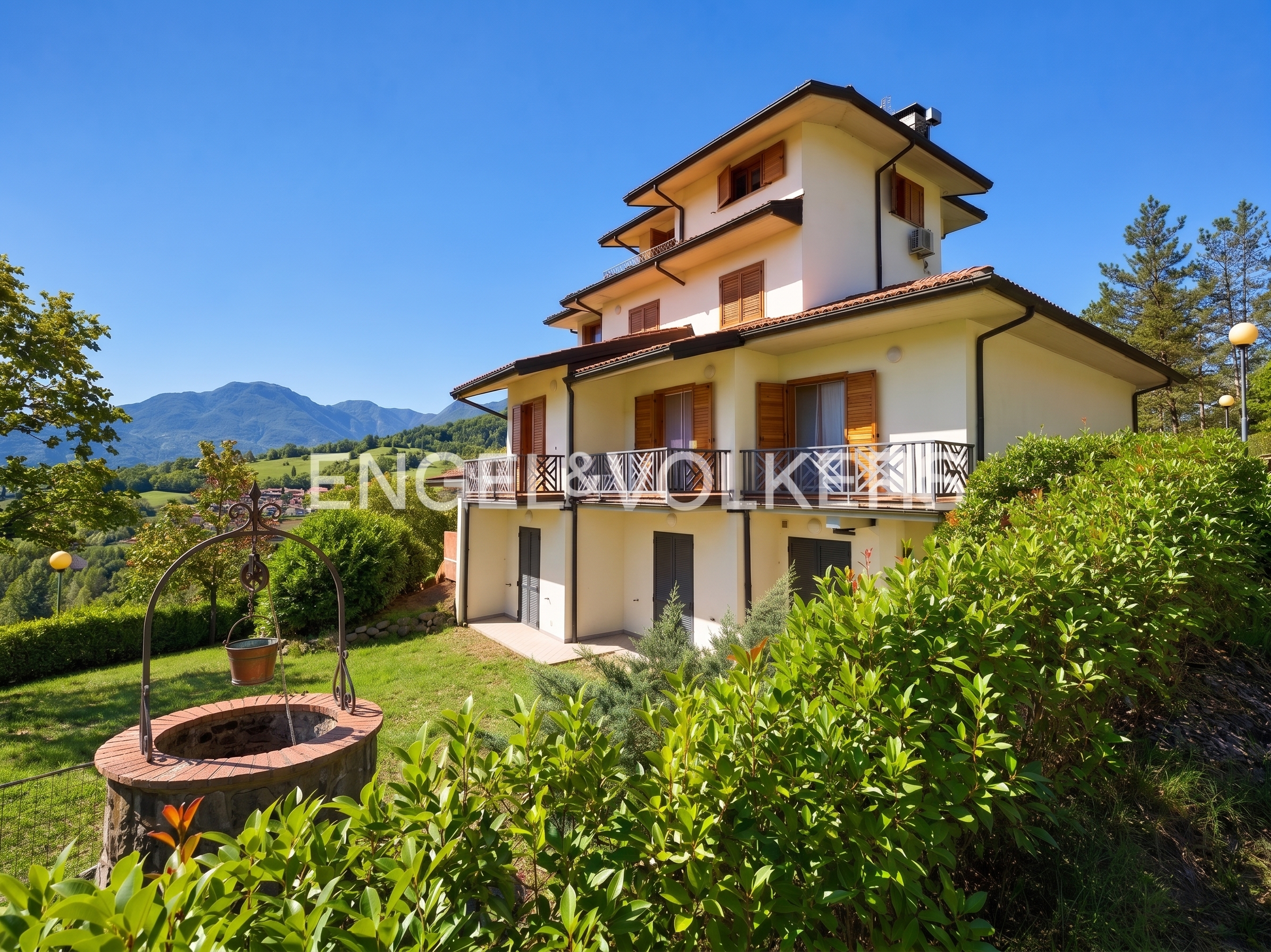 Villa indipendente di 250 mq con parco privato a Silla