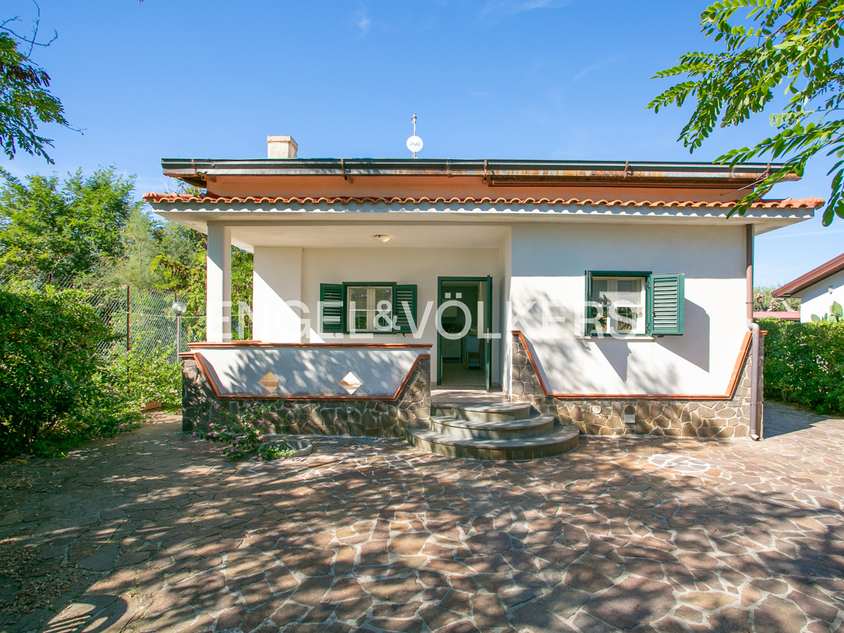 EXCLUSIVE SEAFRONT RESIDENCE IN SPERLONGA