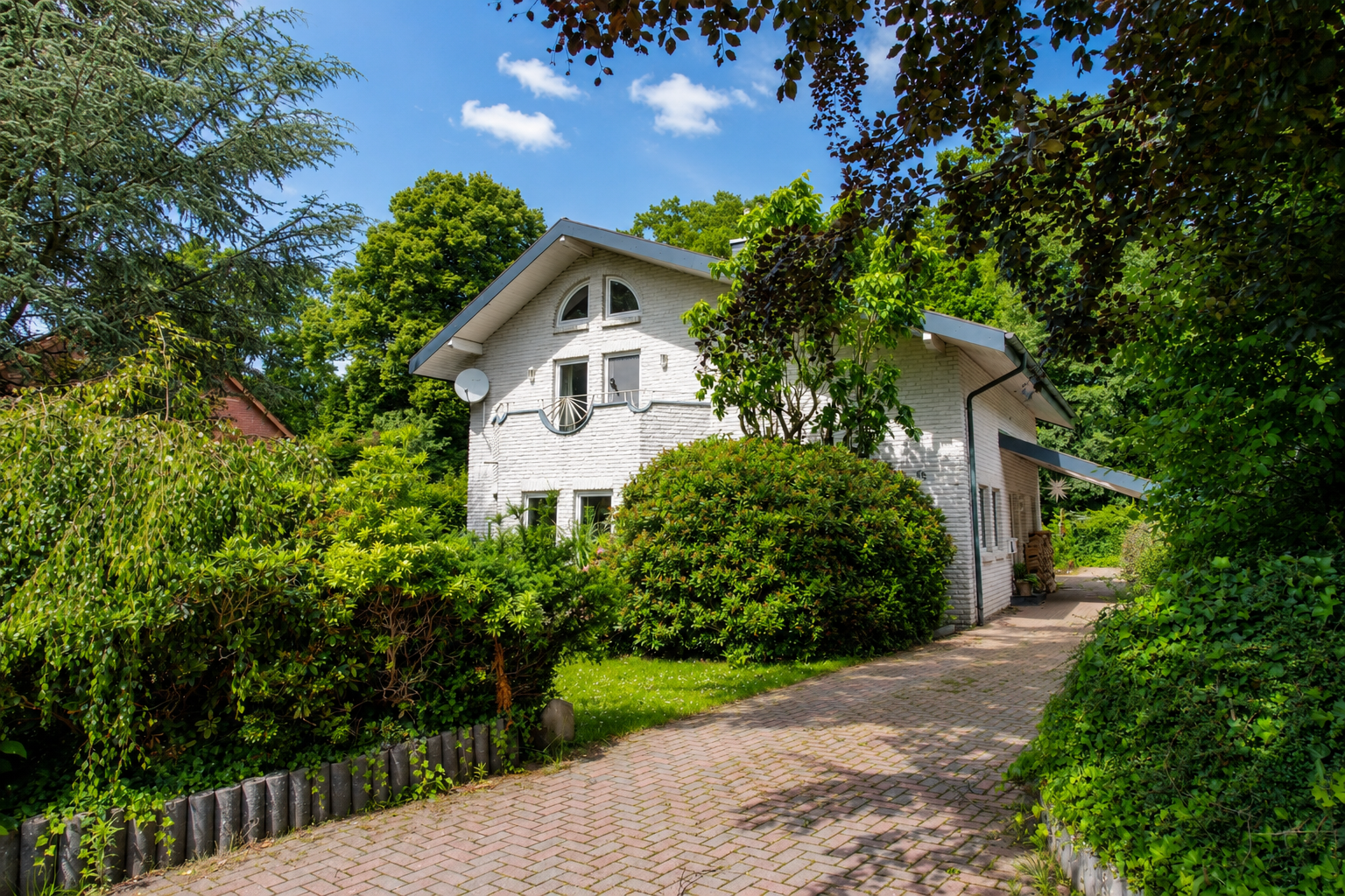 Ein Haus, das Geschichten weiterschreibt. Hier spielt das Leben, drinnen wie draußen.