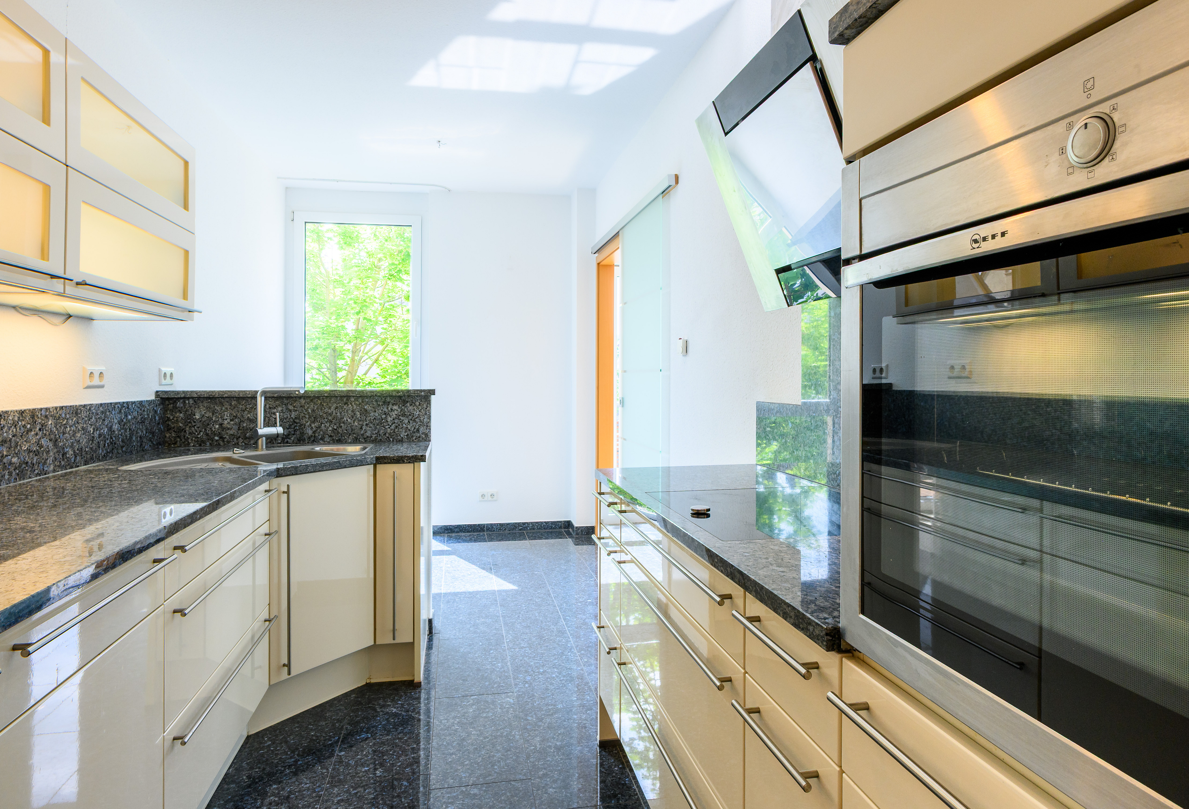 Neuwertige Wohnung mit Aufzug, Einbauküche und Balkon