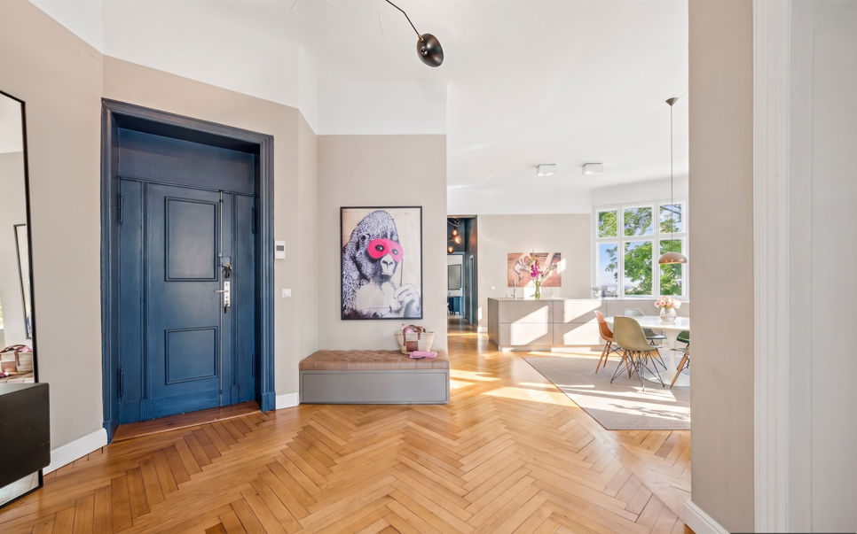 Kudamm-Seitenstraße: Traumhafter Altbau mit Originaldetails, Balkon & Südwest-Ausrichtung