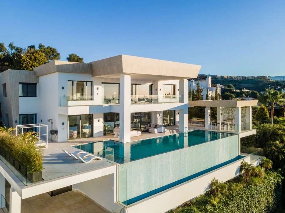 El Paraiso Alto: Lujosa villa moderna, vistas panorámicas al mar