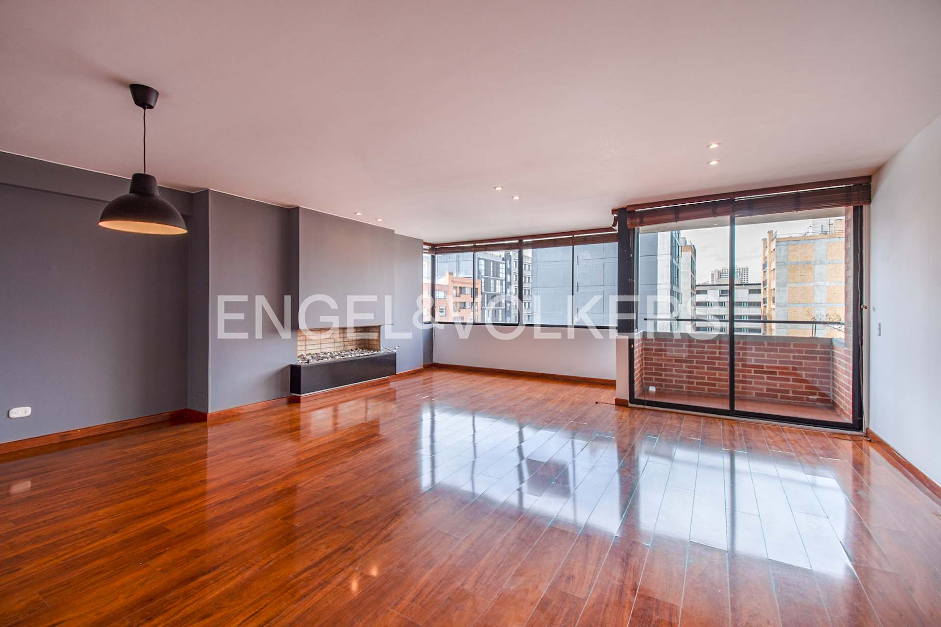 Apartamento con balcón para arriendo en Virrey