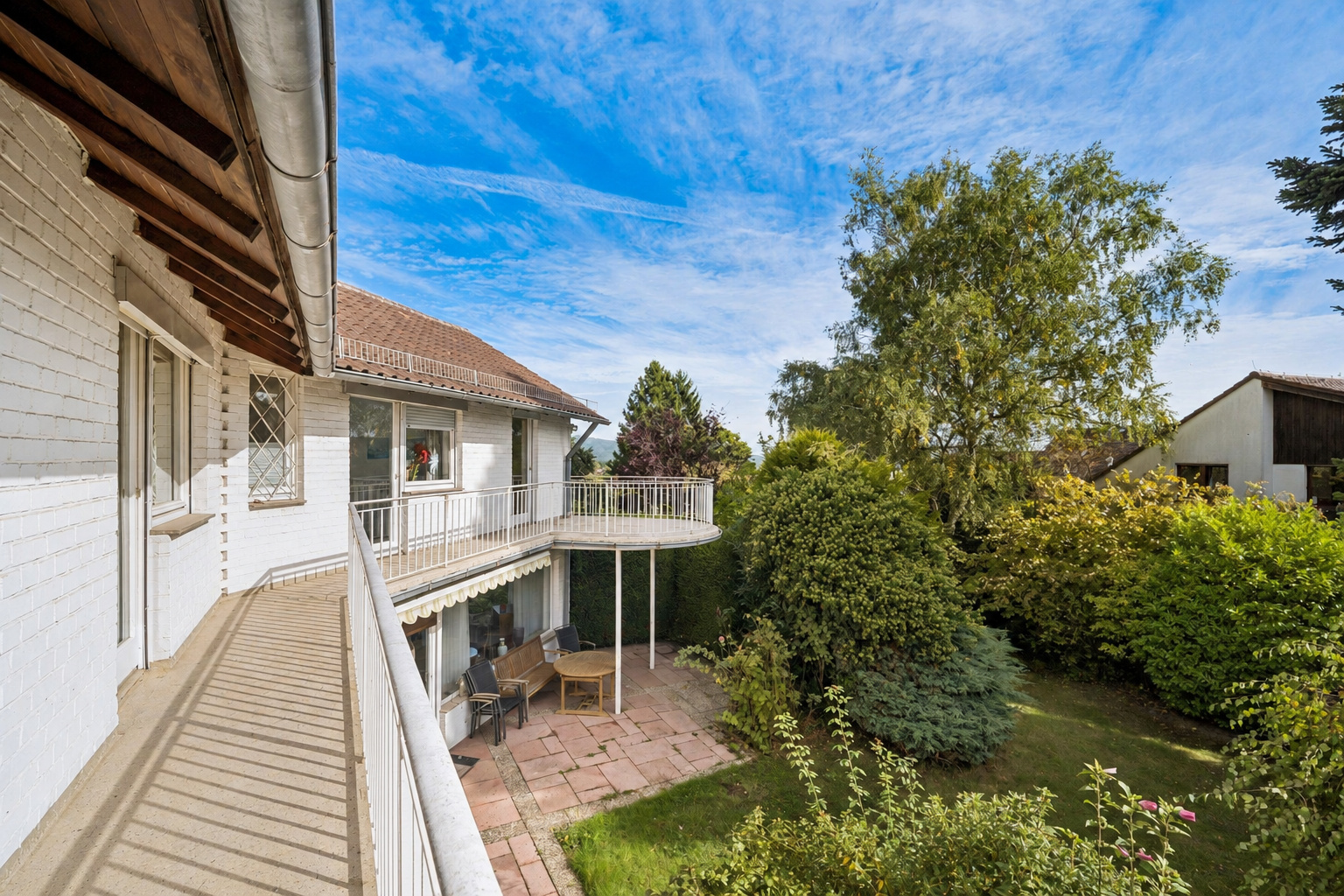 Radiance. Privacy. Perspective. Spacious living in Eichwäldchen.