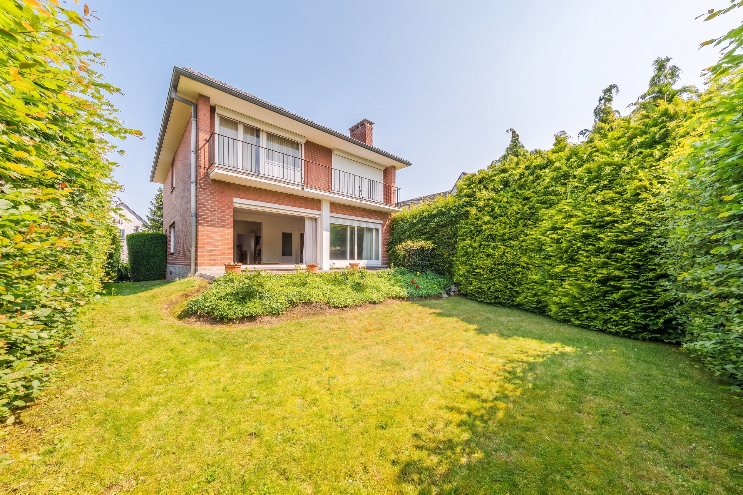 4-bedroom house with great potential for renovation and a garden in Wezembeek-Oppem