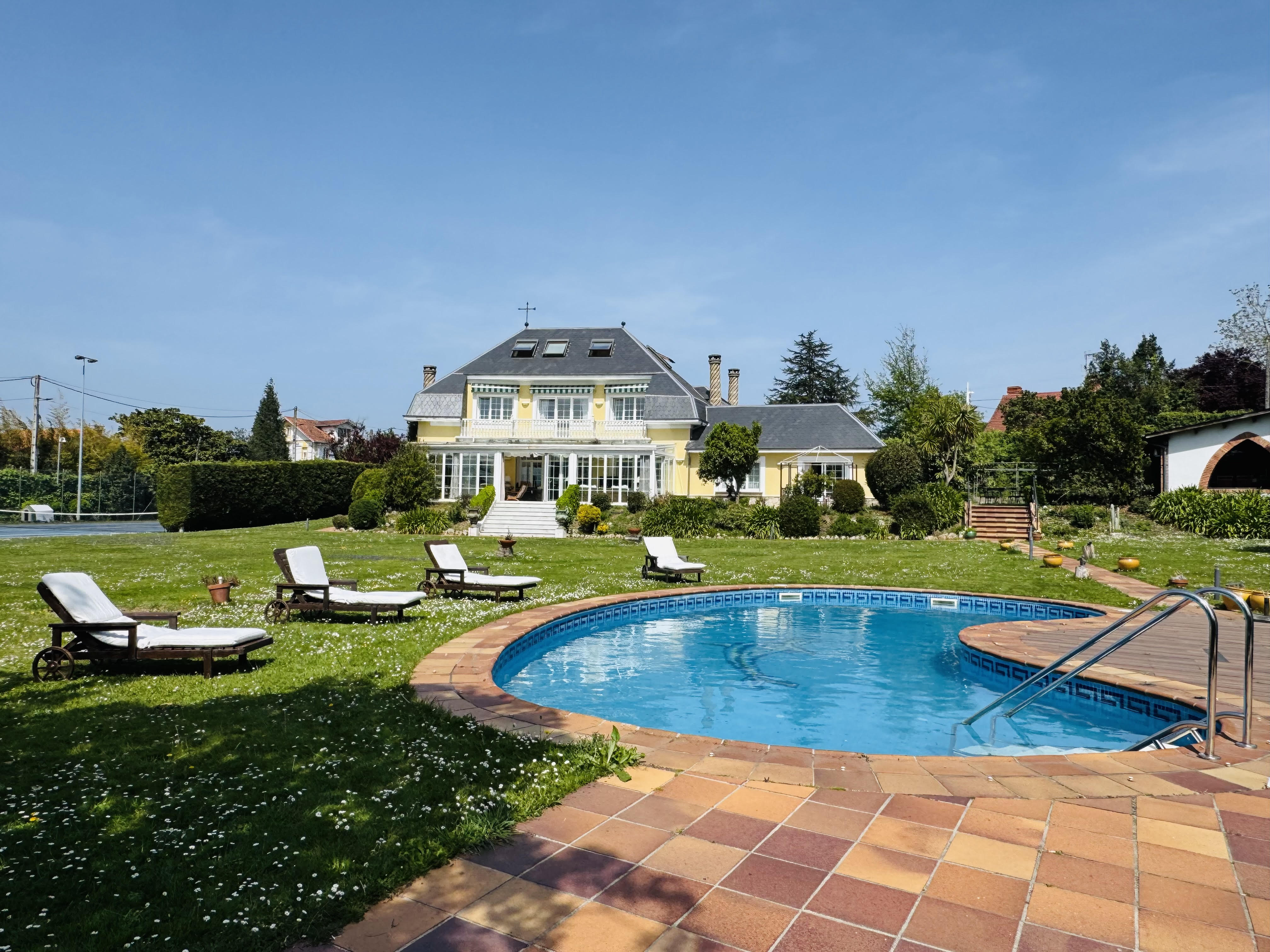 Magnificent Villa in the Heart of Somió