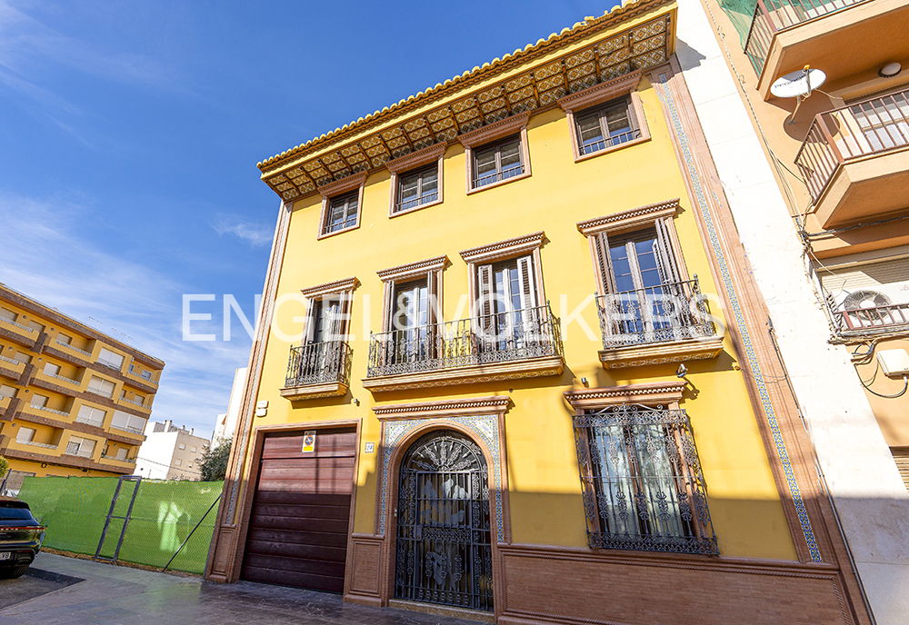 Elegante Y Señorial Palacete En La Plaza Nueva