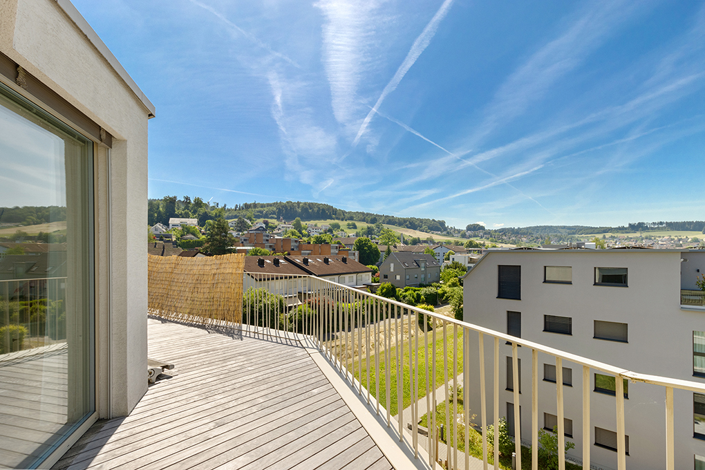 Topmoderne 2.5-Attikawohnung mit Panoramaterrasse und Weitsicht in zentraler Lage