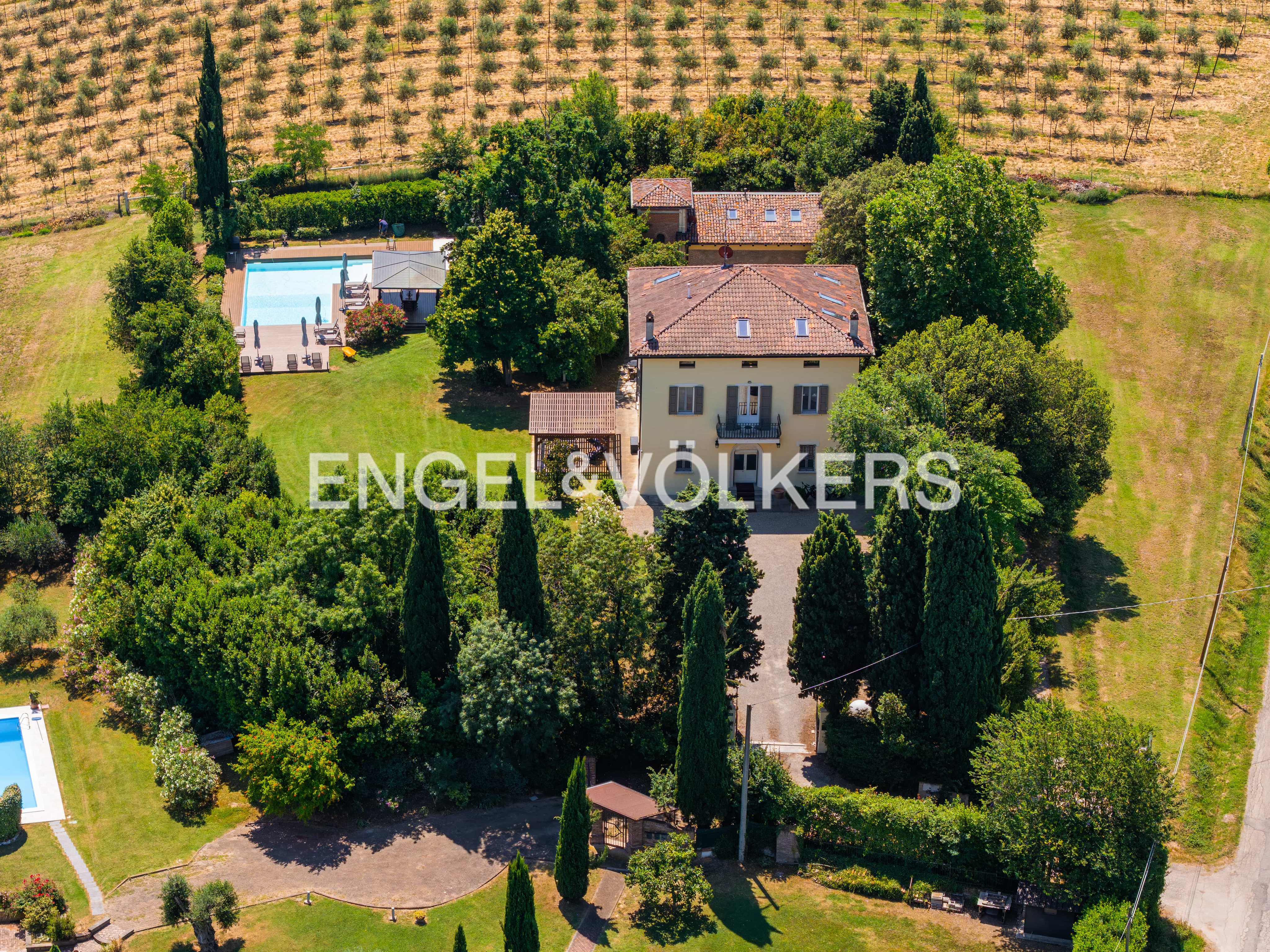 Prestigious residence in greenery with pool and private park