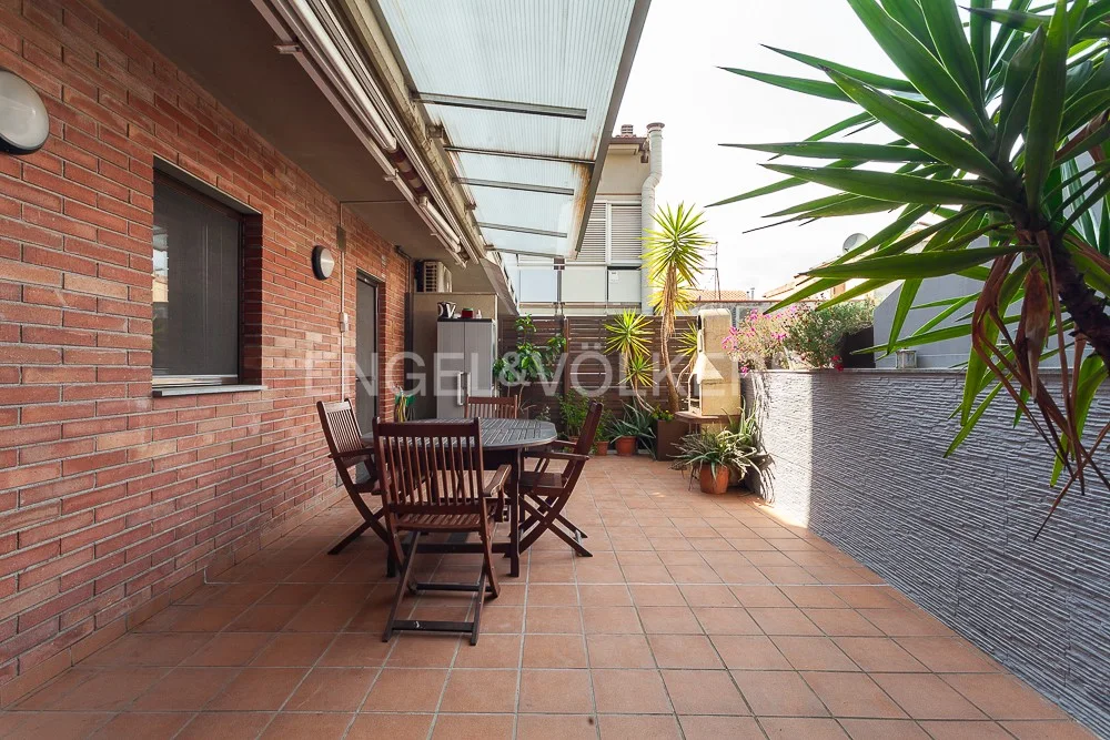 Charming apartment with large terrace and parking in Granollers.