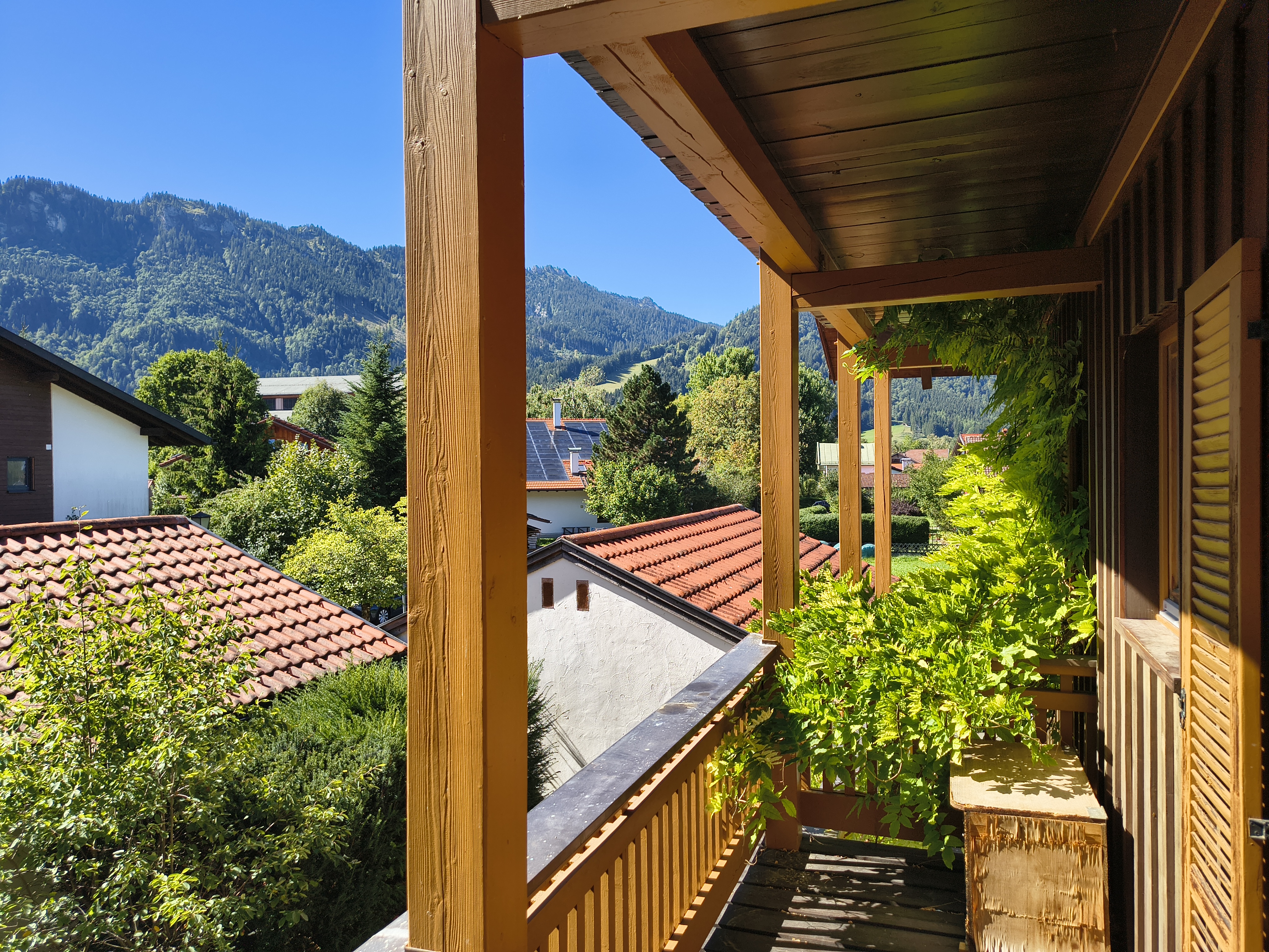 Wohnen mit schönem Bergblick und zwei Balkonen in traumhaft ruhiger Lage