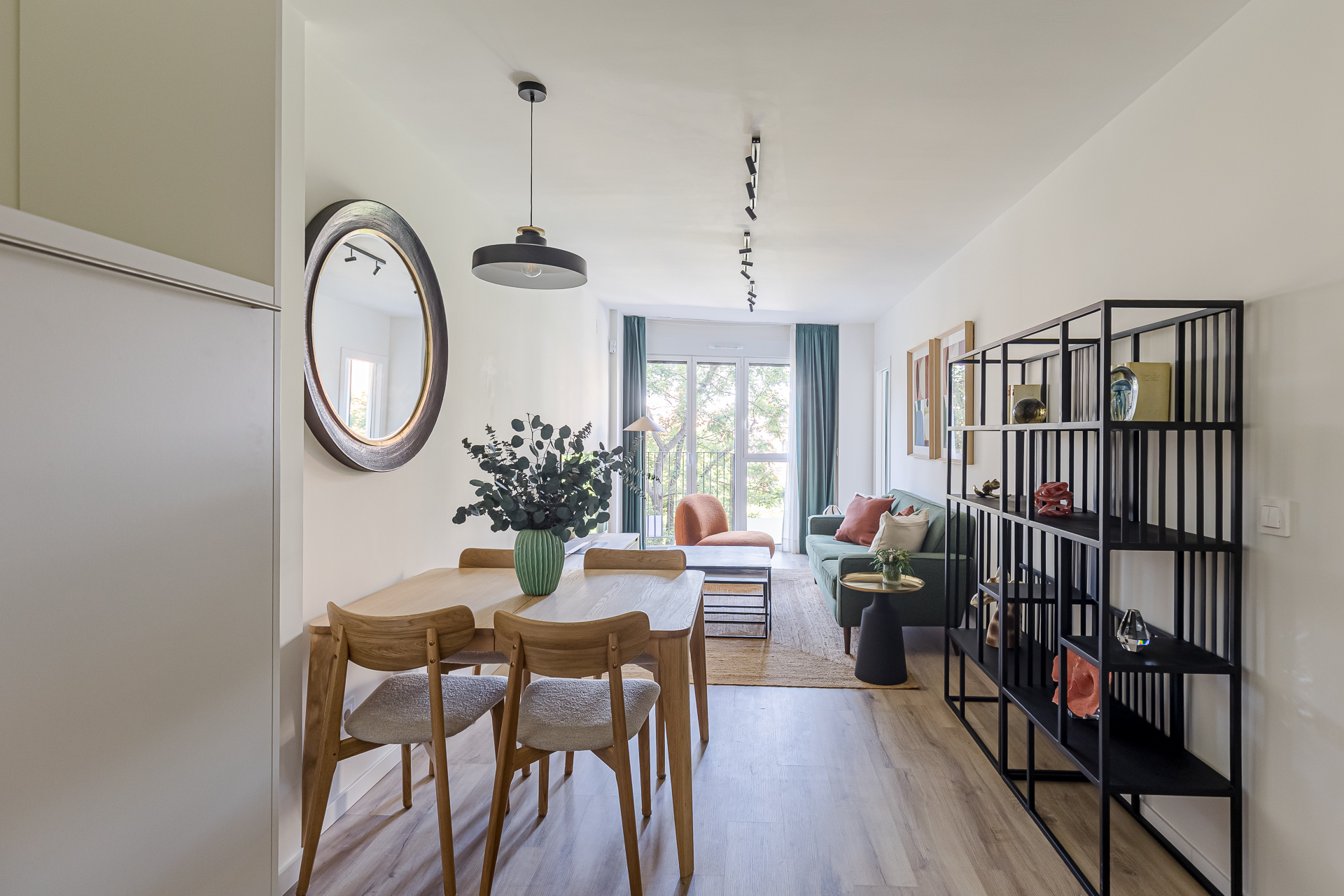 New 2-bed, 2-bath build with pool, gym, coworking & parking, 2 min from Almudena Cathedral.