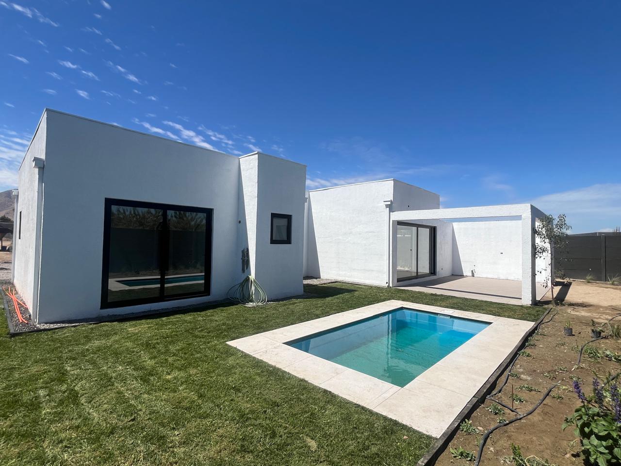 Casa mediterránea, sitio 3.000 mts.² Cond. en Linderos