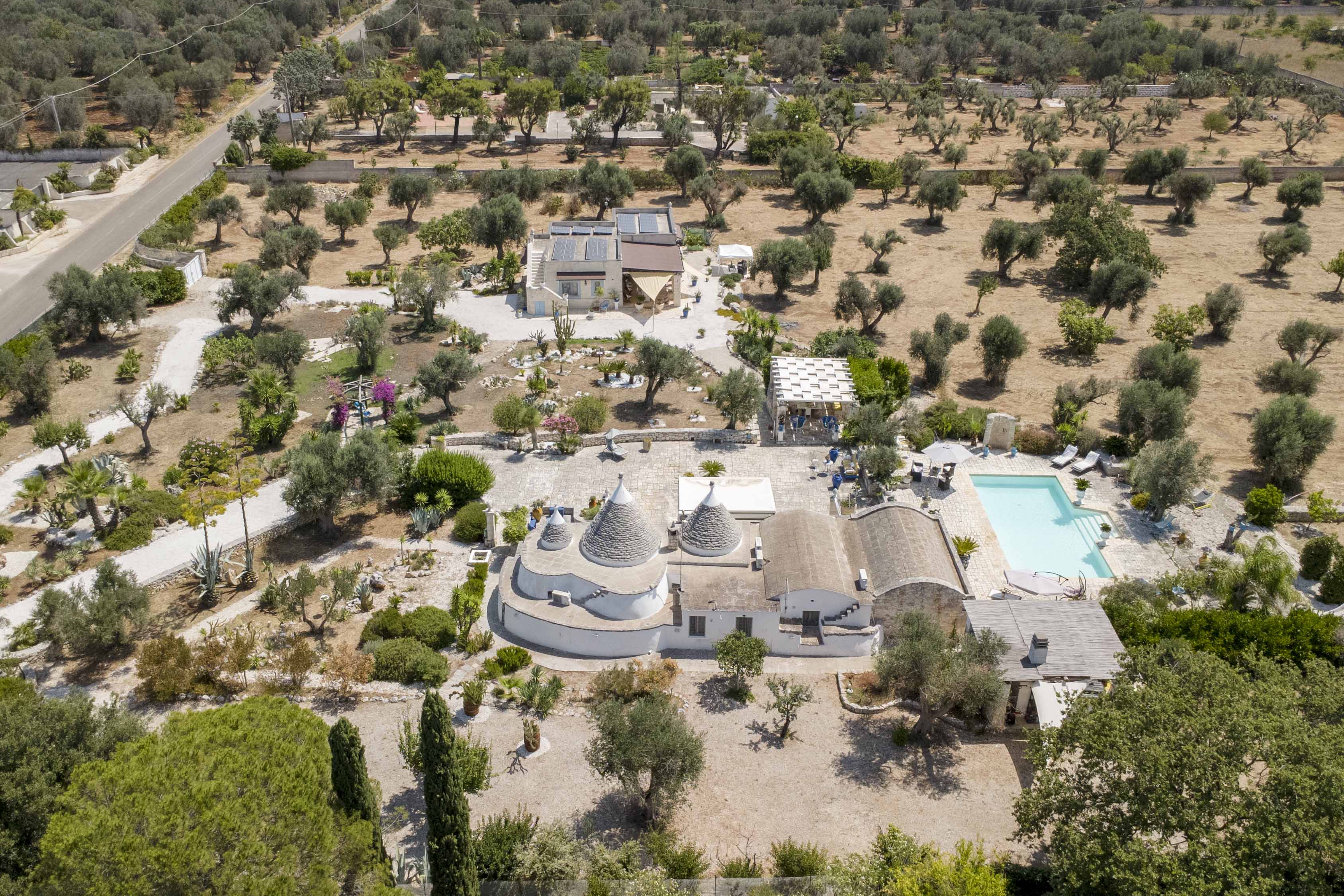 Trulli and stone farmhouse with pool in the countryside of Ostuni
