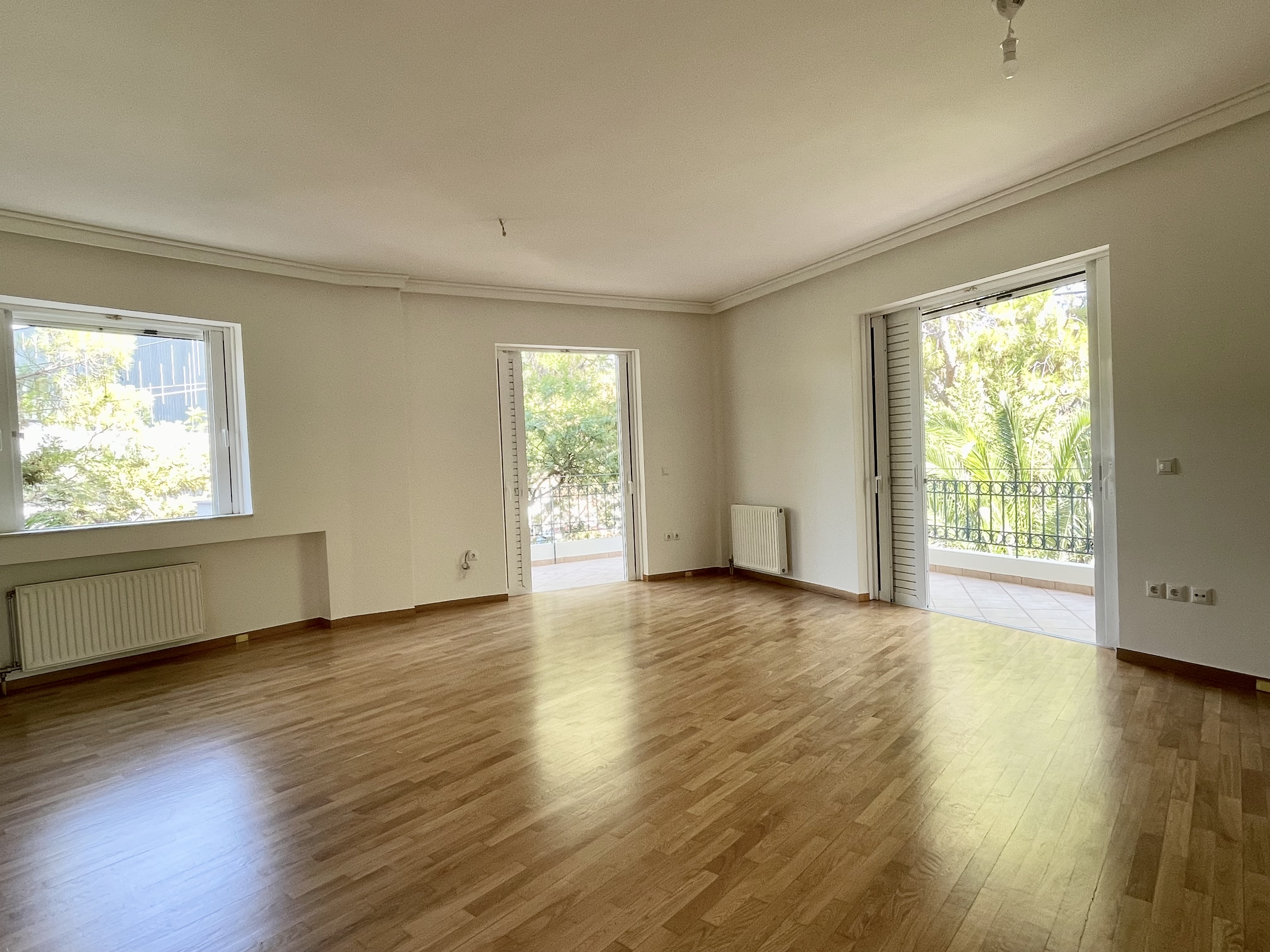 Spacious 3-bed whole-floor apartment with green views