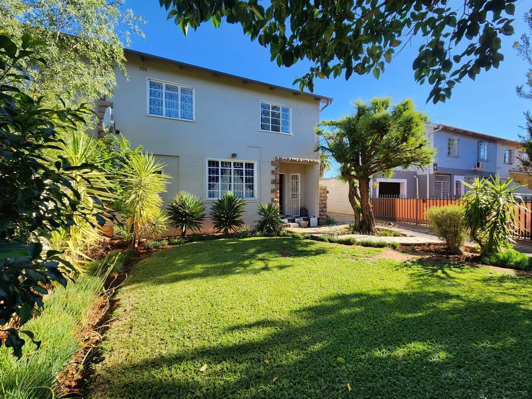 Modern Duet Home – Perfect for Students or Investment!