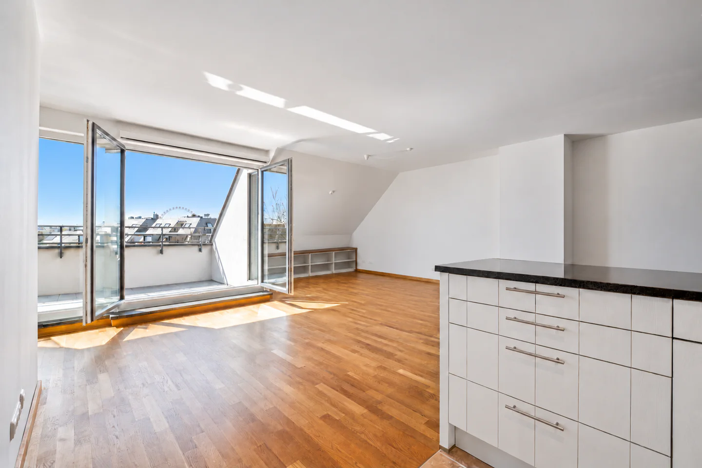 Exklusive Dachgeschoss-Maisonette mit Südterrasse und Alpenblick - Photo 1