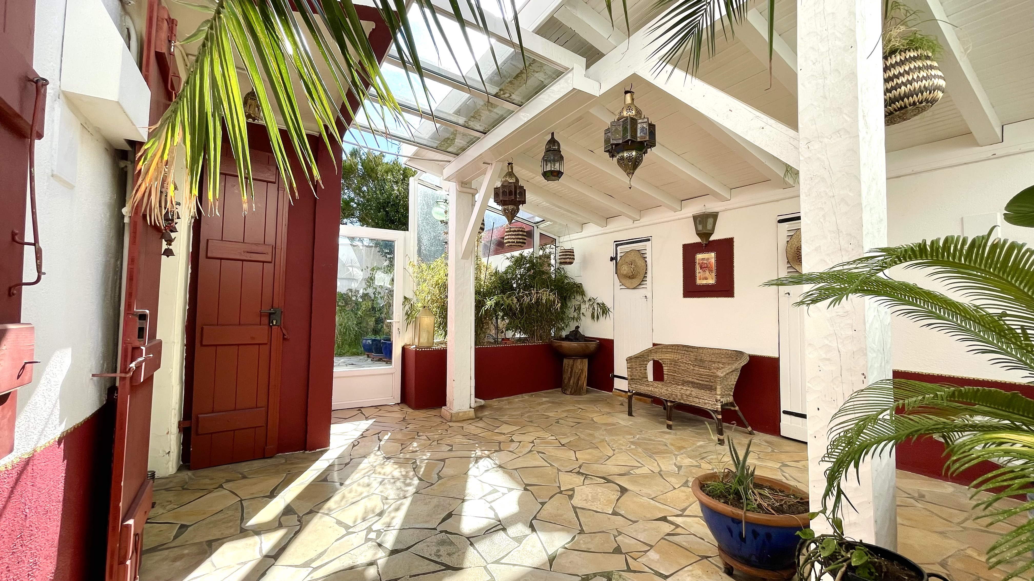 Apartment with private, secluded patio in Biarritz