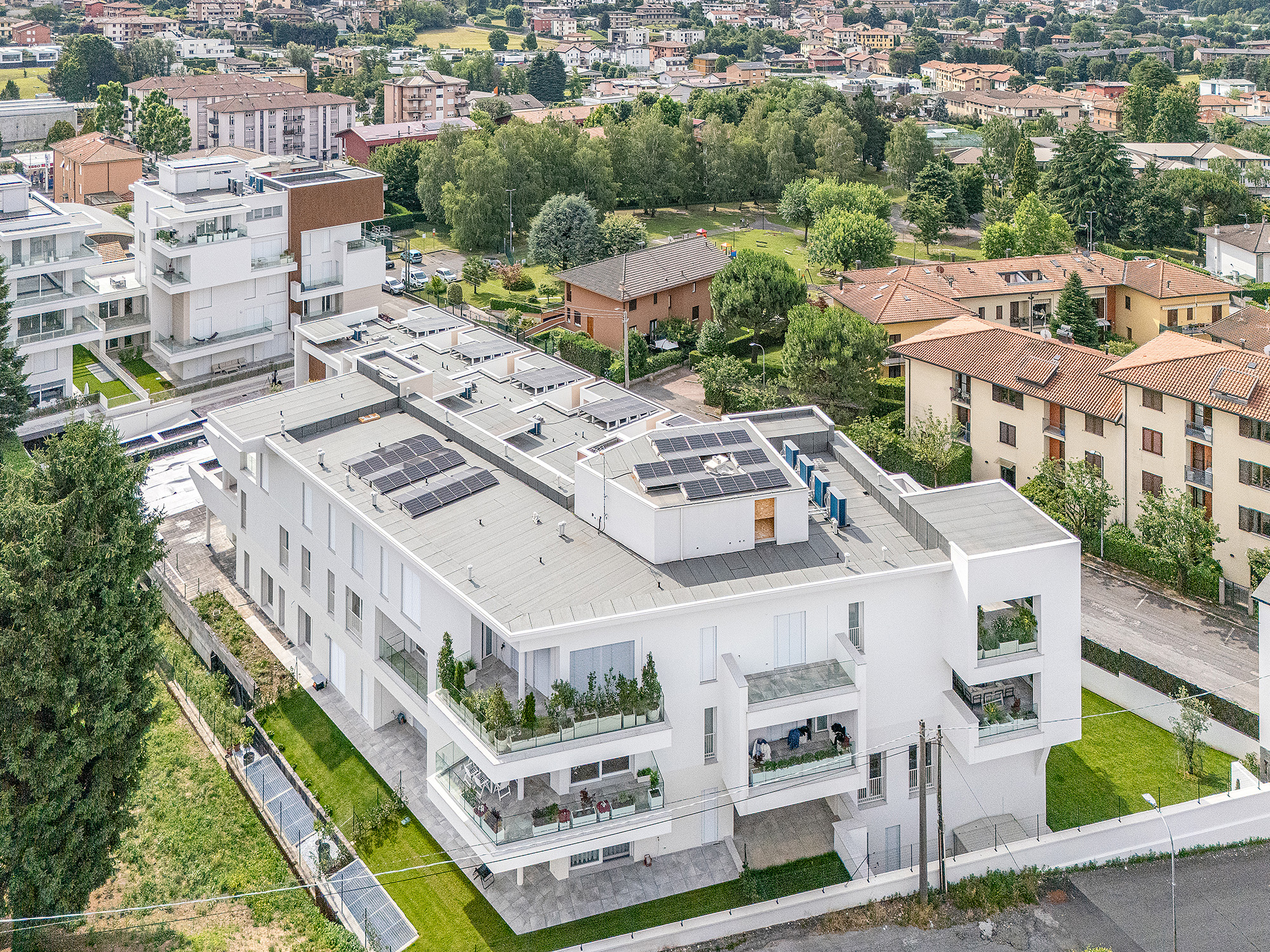 Erleben Sie den Komfort eines Neubaus: ein Vier-Zimmer-Apartment nur wenige Schritte vom Stadtzentrum entfernt