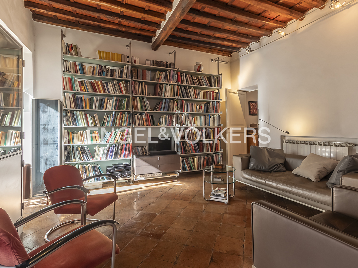 Charming house with a secret garden in Monti