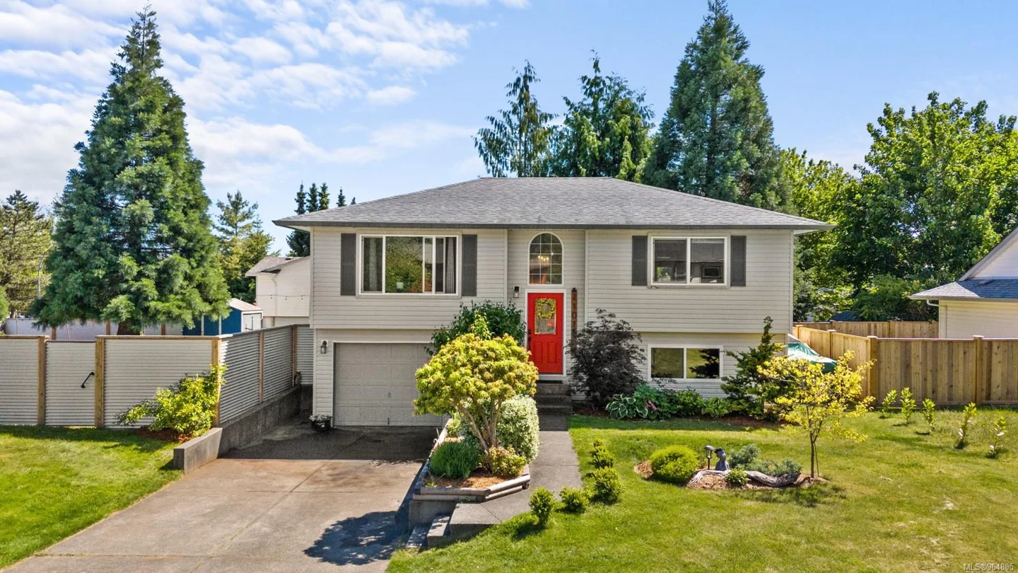 Welcome to your ideal family home in central Comox!