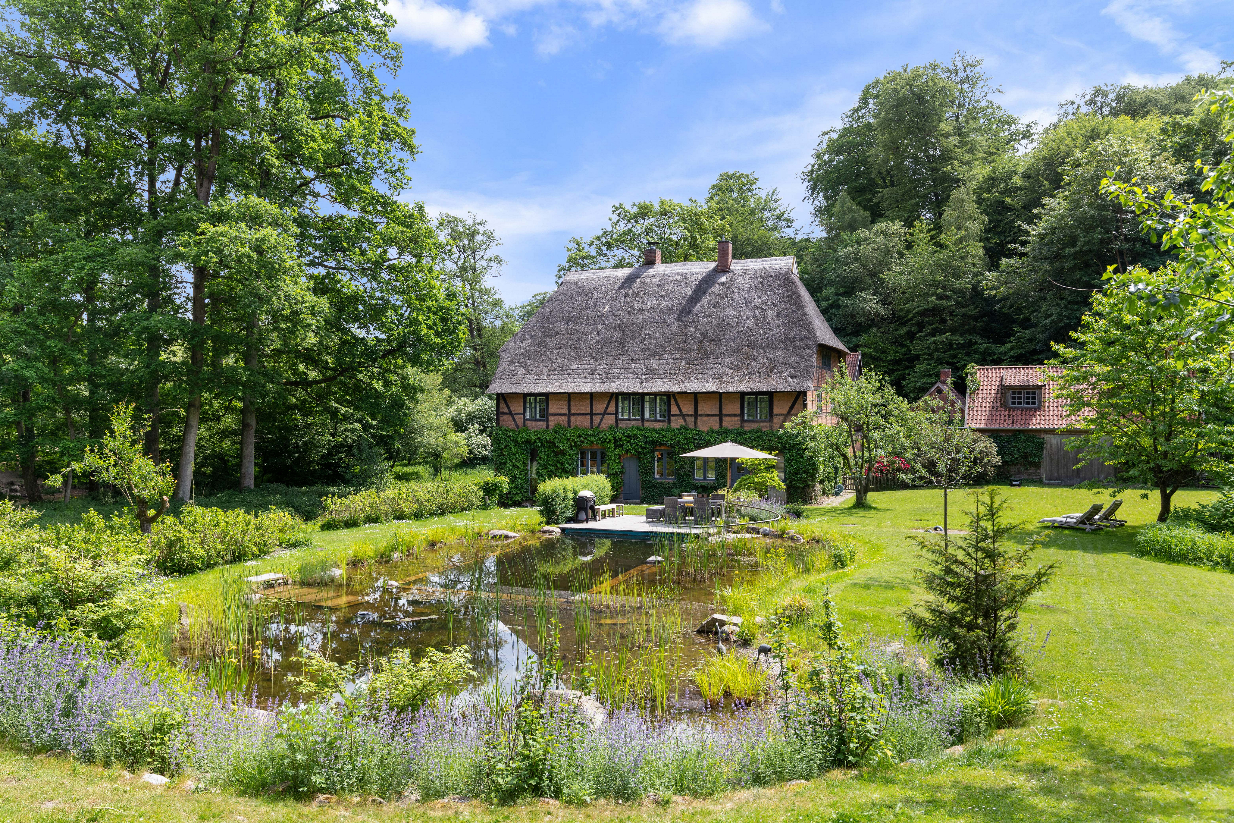 Historische Wassermühle von 1778 - denkmalgeschütztes Mühlenensemble auf parkähnlichem Grundstück