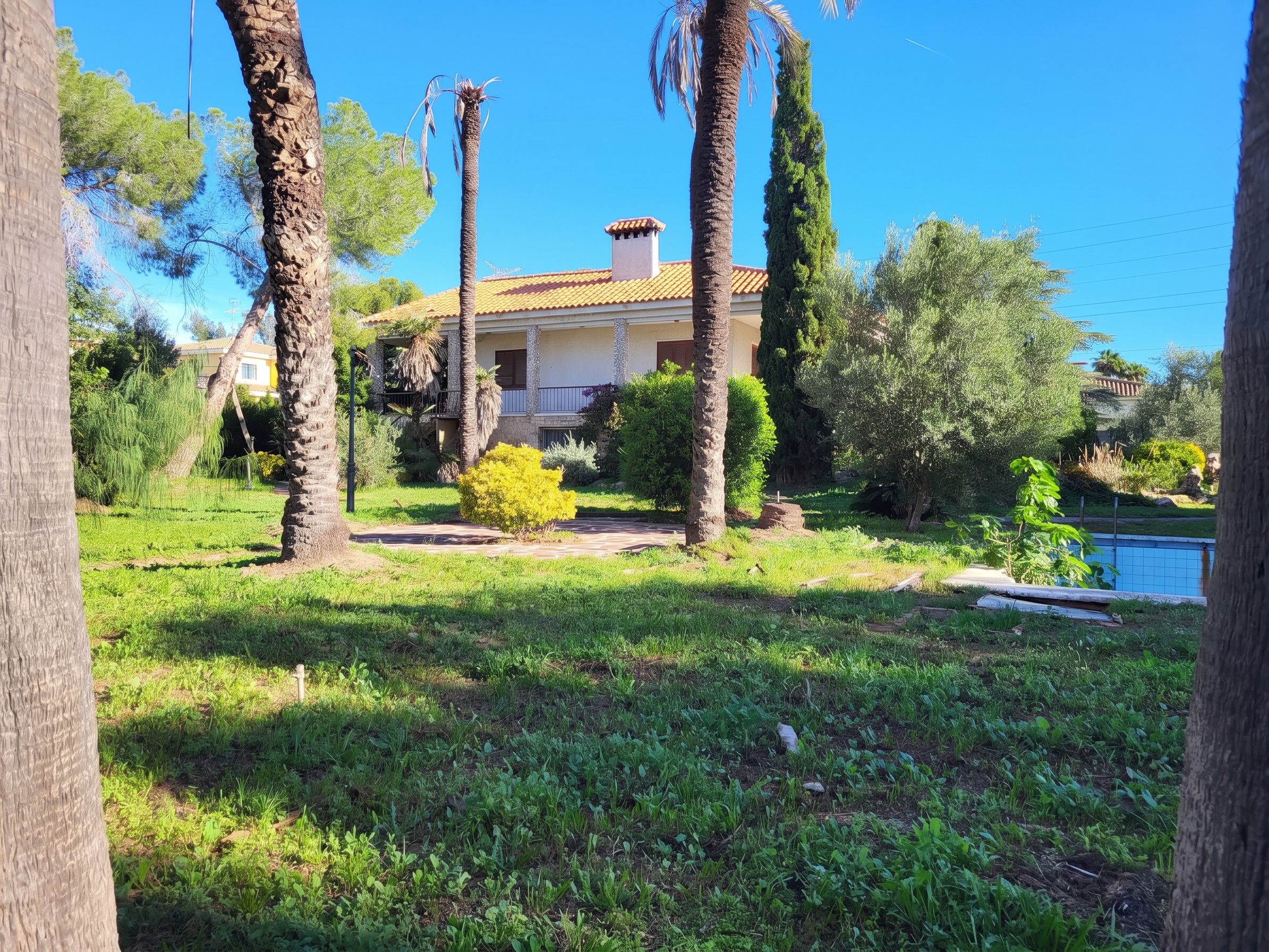 Investment opportunity: villa with over 3,000 m² of land, divisible and fronting three streets.