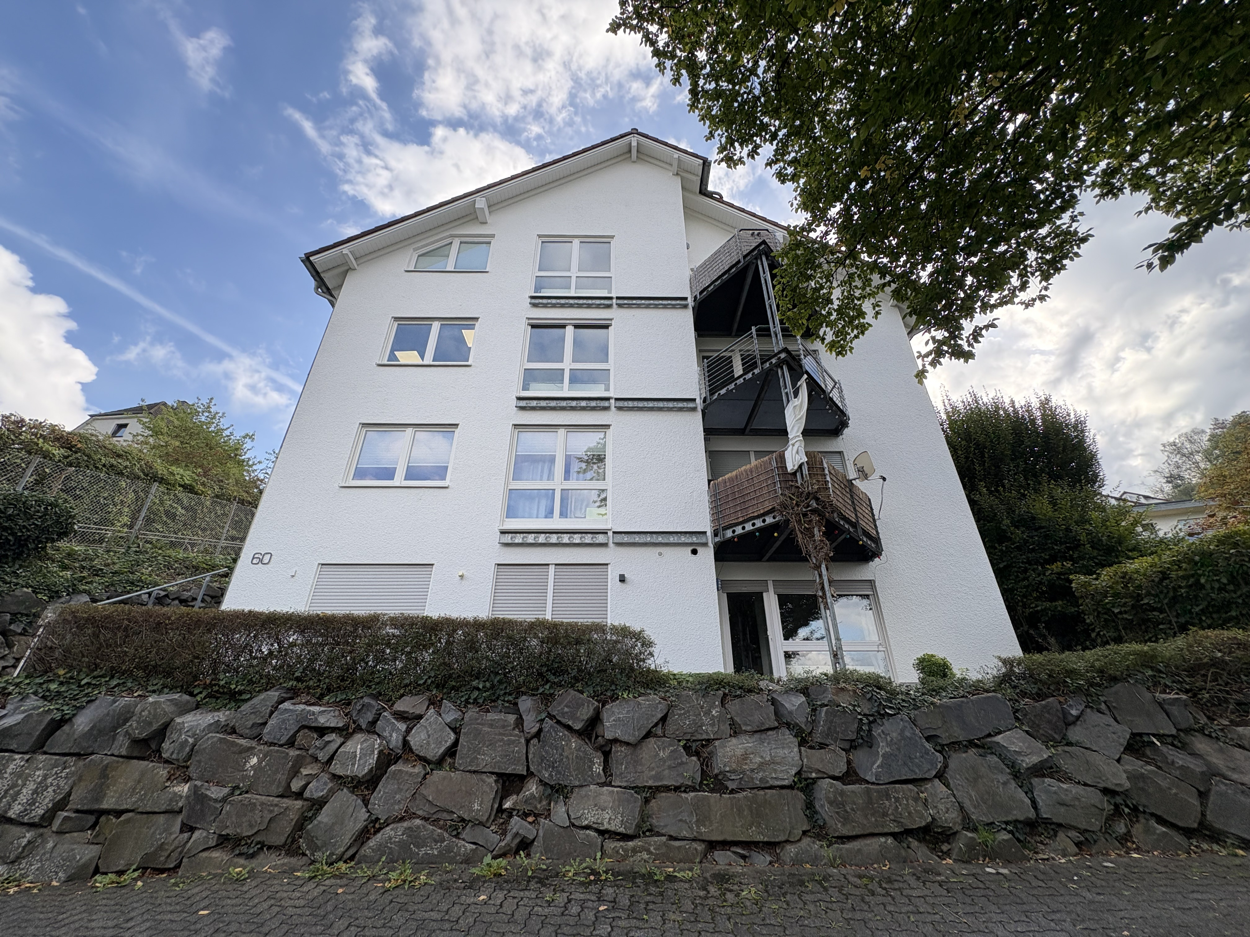 Sofort verfügbar: Charmante 3,5-Zimmer-Dachgeschosswohnung mit Loggia & Stellplatz