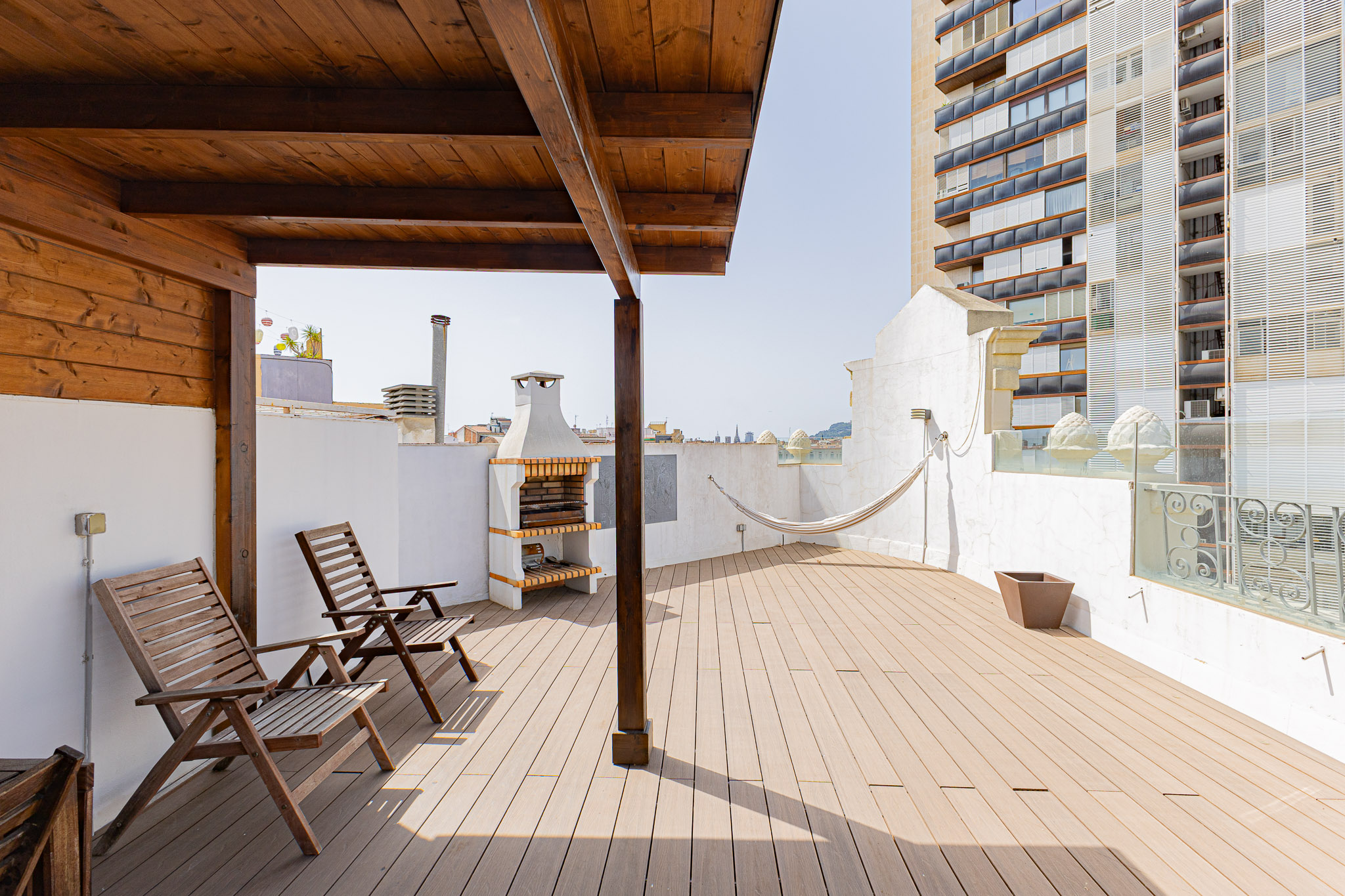 Family apartment with private terrace in Eixample Right