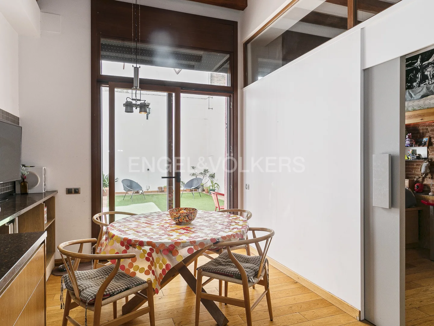 Engel & Völkers presents this exclusive apartment in the Sants district