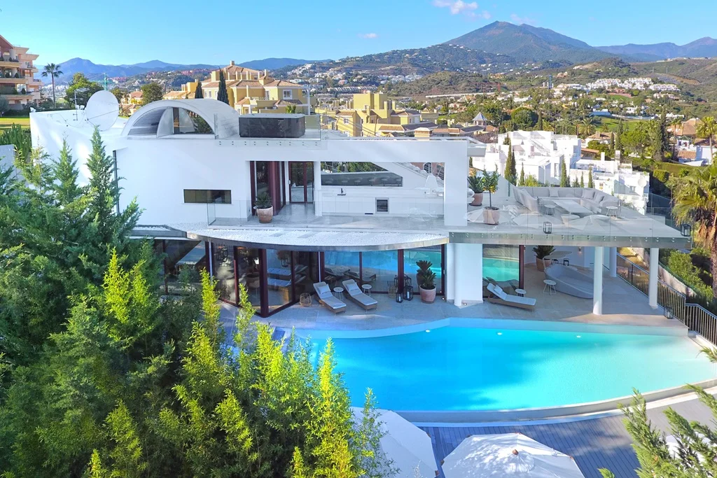 Nueva Andalucía: Contemporary villa with panoramic views