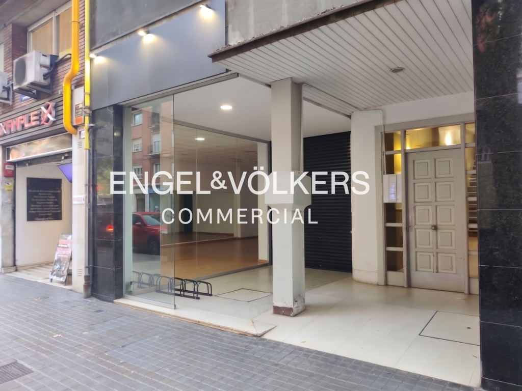 Local con techos altos en Eixample