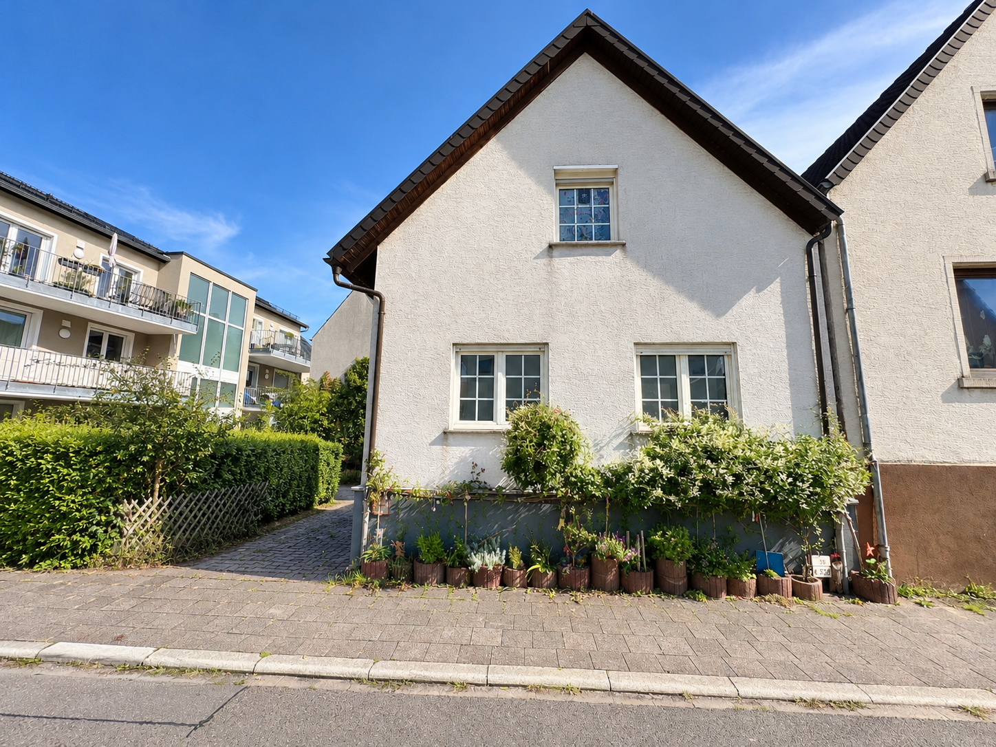 Einfamilienhaus mit Werkstatt und Garage auf großzügigem Grundstück in Bestlage von Staffort [AI-modified]