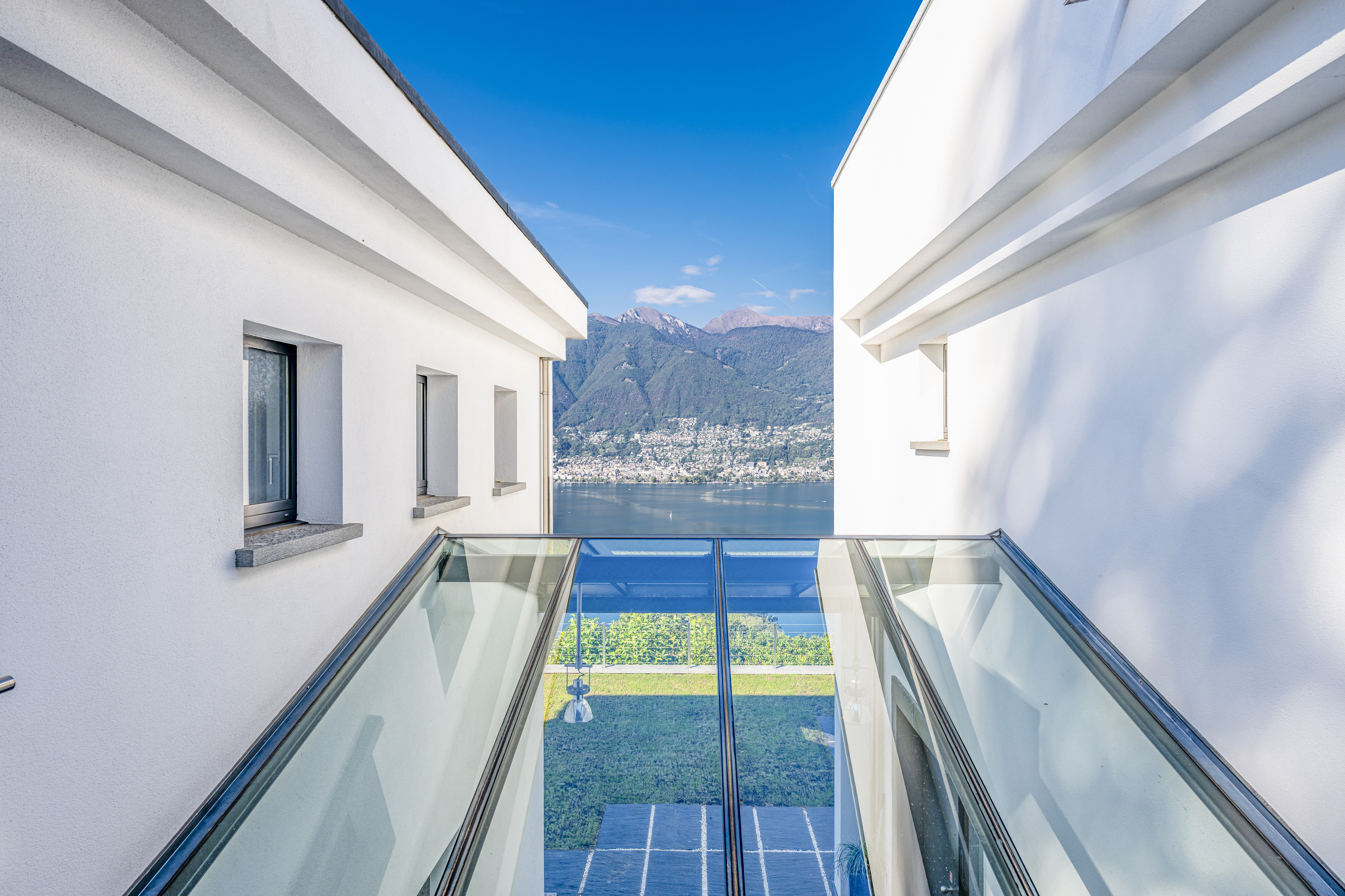 A masterpiece with panoramic lake views (21)