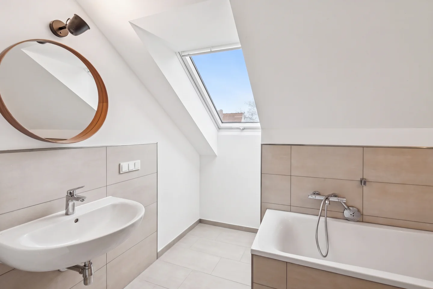 Stilvolle 4-Zimmer-Wohnung mit großzügiger Dachterrasse und Blick ins Grüne - Photo 3