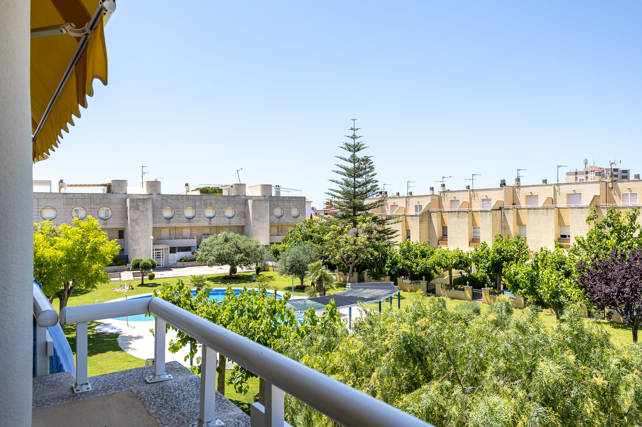 Luminoso apartamento con piscina en Roda de Berà