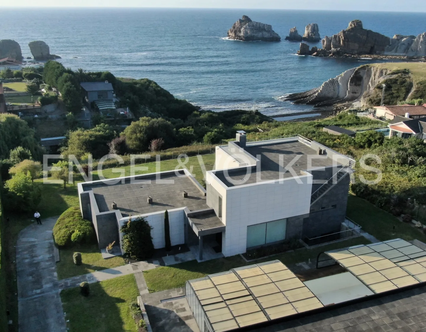 Large avant-garde property by the sea