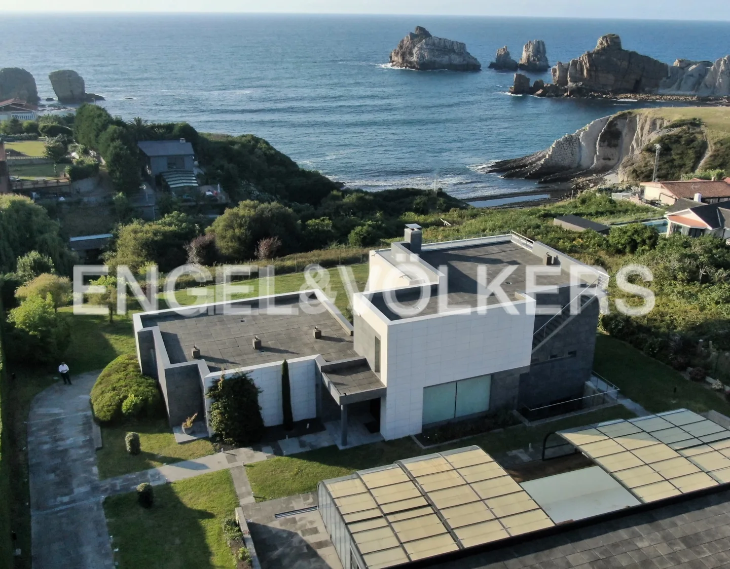 Large avant-garde property by the sea