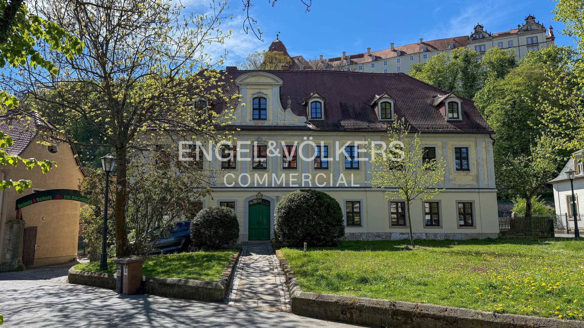 Historisches Einzeldenkmal unterhalb des Schlosses "Sonnenstein"