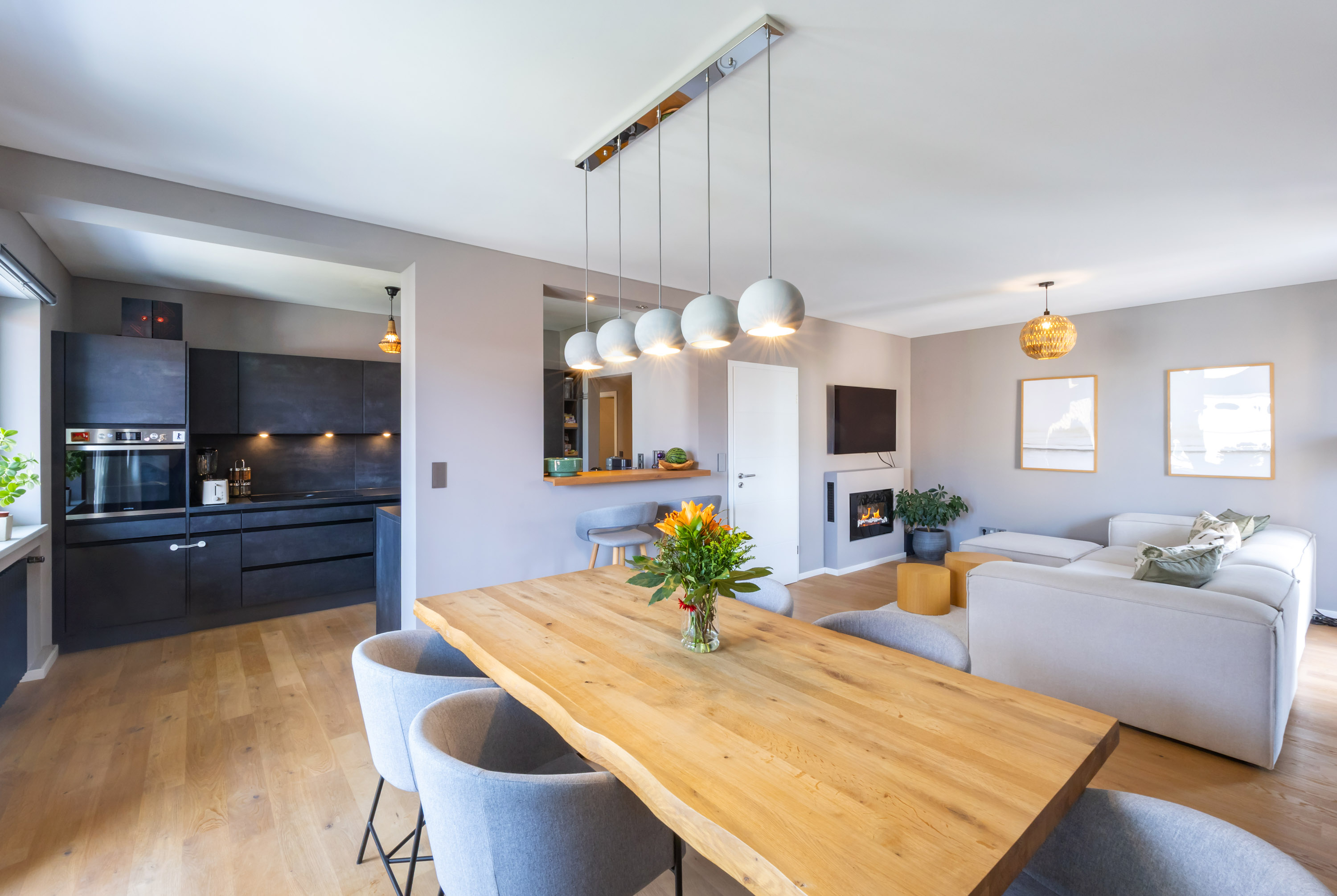 Komplett sanierte 3-Zimmer Traumwohnung zentral gelegen