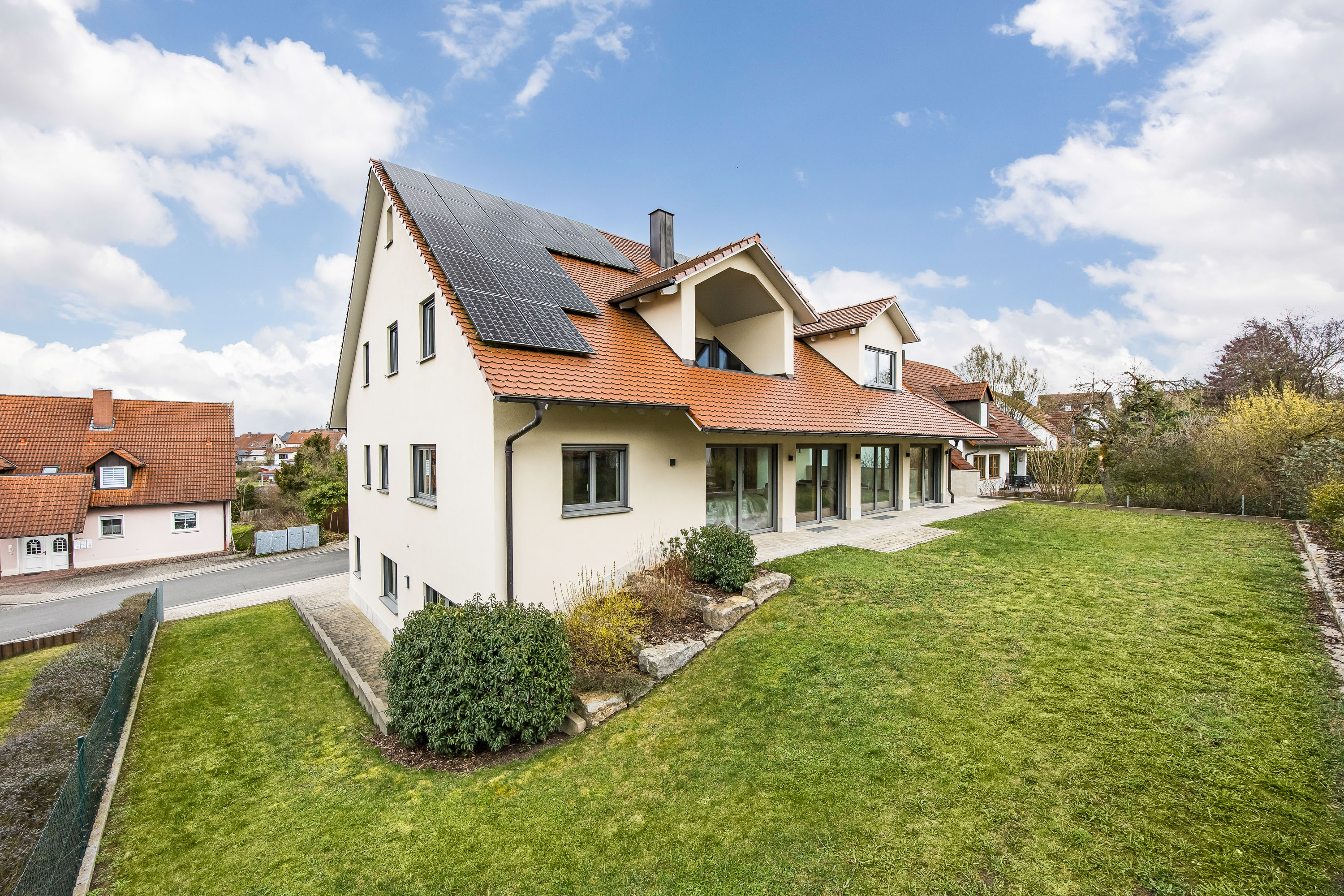 Mehrgenerationen-Haus auf 3 Ebenen: Neubau, Garten, Lift, rollstuhlgerecht!