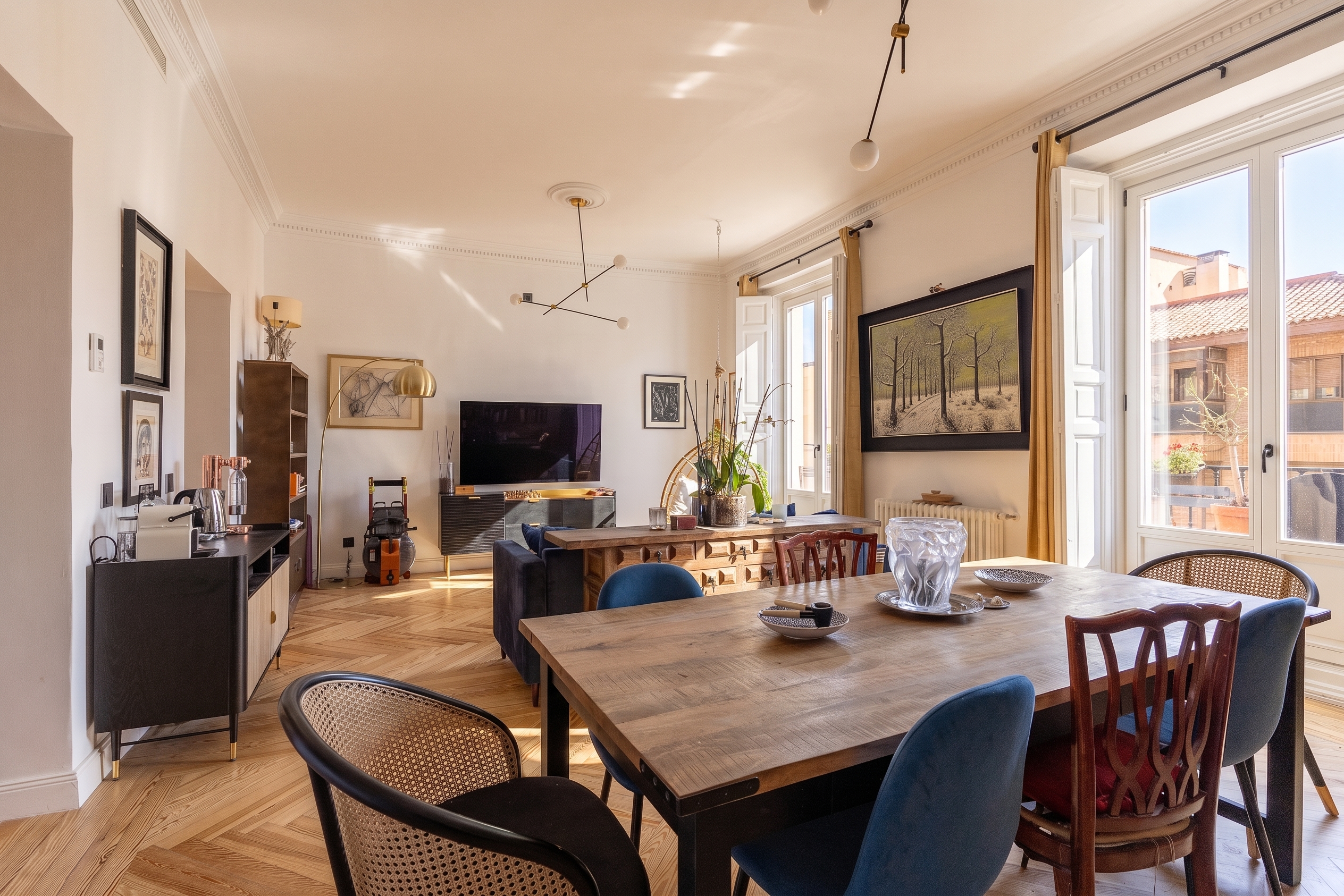 209 m² en el corazón cultural de Madrid    Luz, volumen y distribución de casa